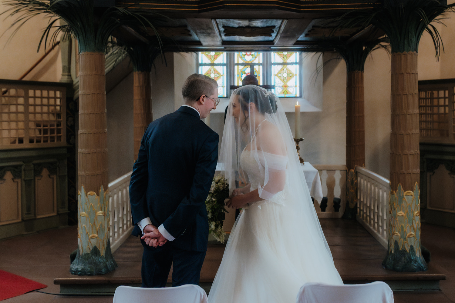 Emotionaler Moment Brautpaar vor Altar Kirche Bad Arolsen Hochzeitsfotografie