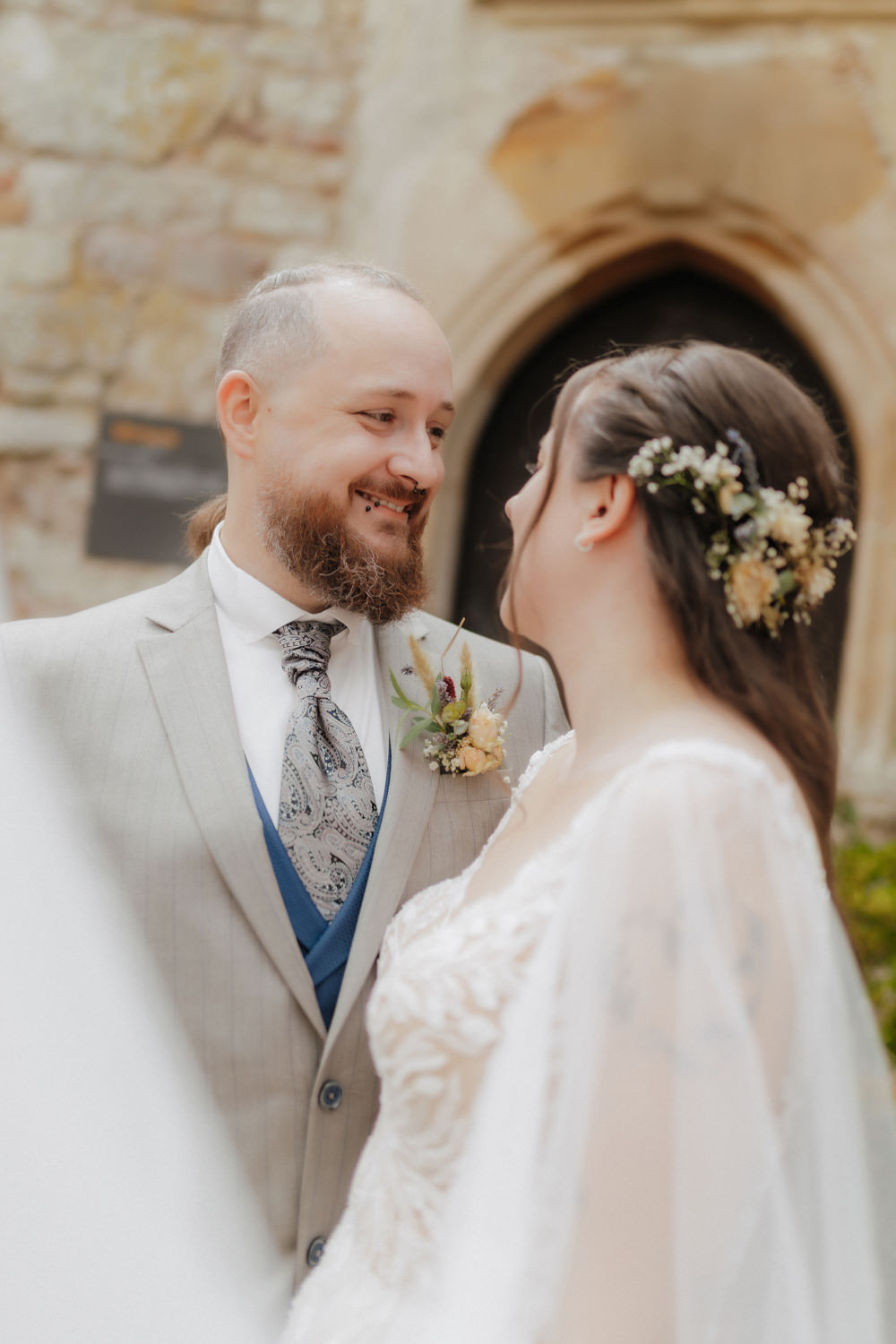 Brautpaar schaut sich verliebt an vor Schloss Waldeck Hochzeit