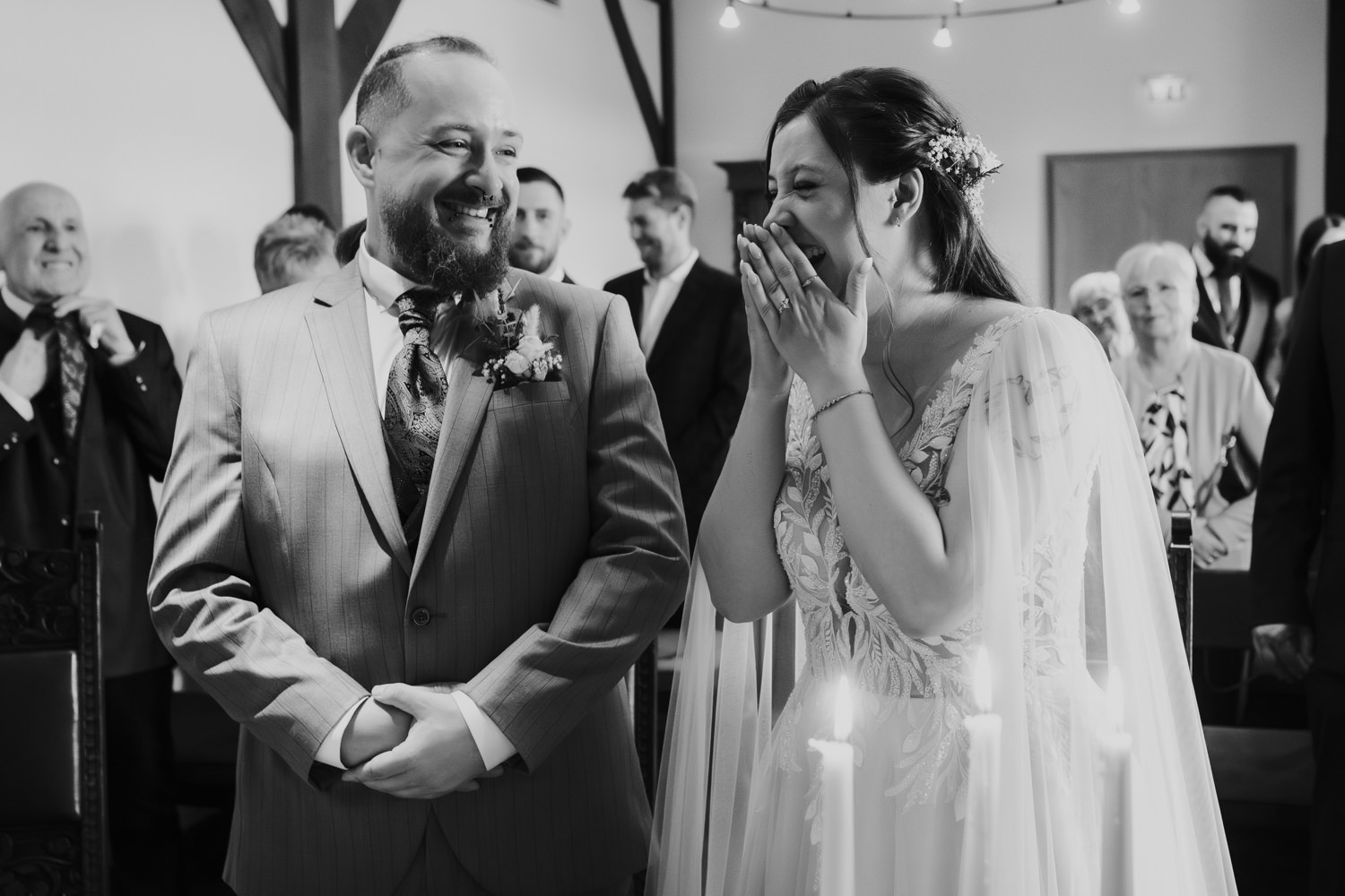 Emotionale Trauung im Schloss Waldeck Braut lacht glücklich