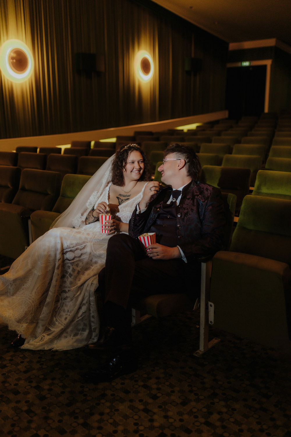 Brautpaar mit Popcorn im Kino Kassel – kreative Hochzeitsfotografie