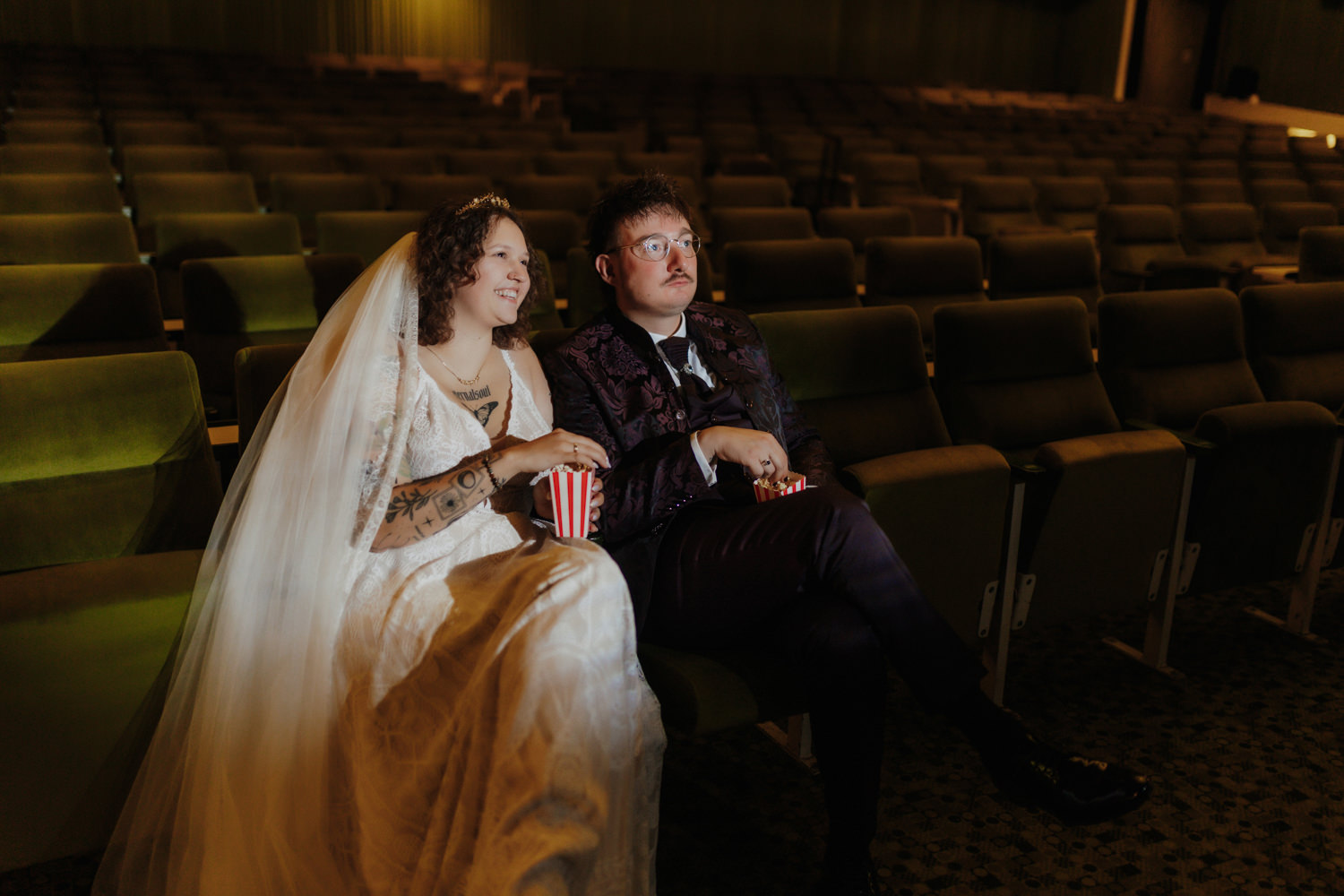 Brautpaar schaut Film im Kino Kassel – entspannte Hochzeitsreportage