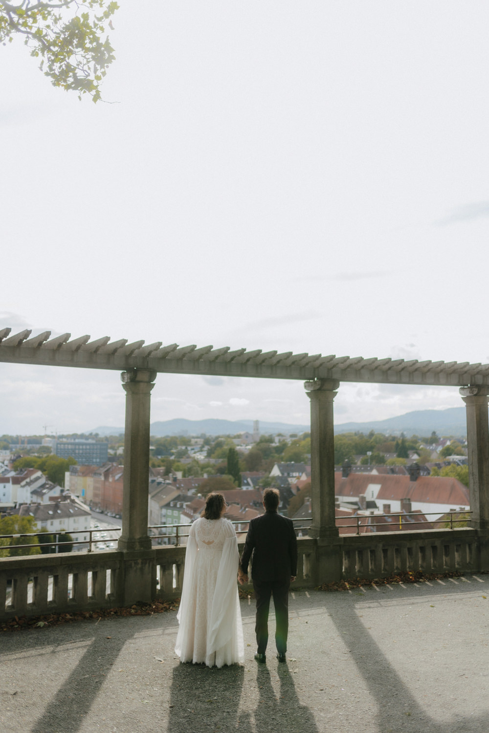 Brautpaar mit Aussicht über Kassel – natürliche Hochzeitsfotografie Outdoor