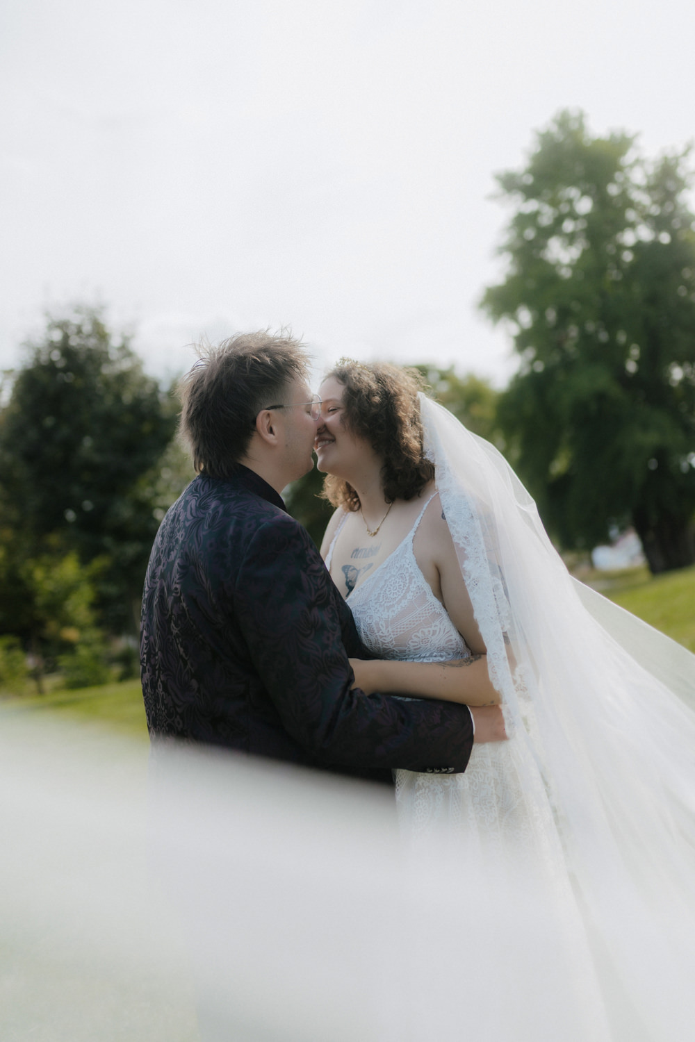 Brautpaar am Weinberg Kassel küsst sich – emotionale Hochzeitsreportage draußen