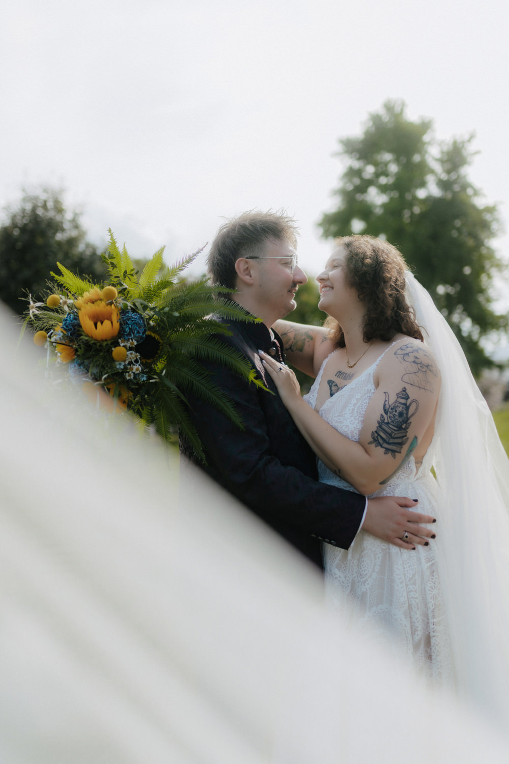 Brautpaar mit Brautstrauß im Grünen – authentische Hochzeitsfotos Kassel