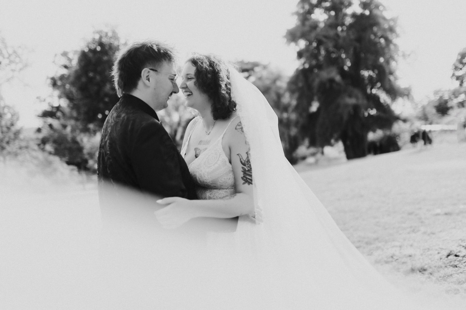 Schwarzweiß Brautpaar im Park – zeitlose Hochzeitsfotografie Kassel