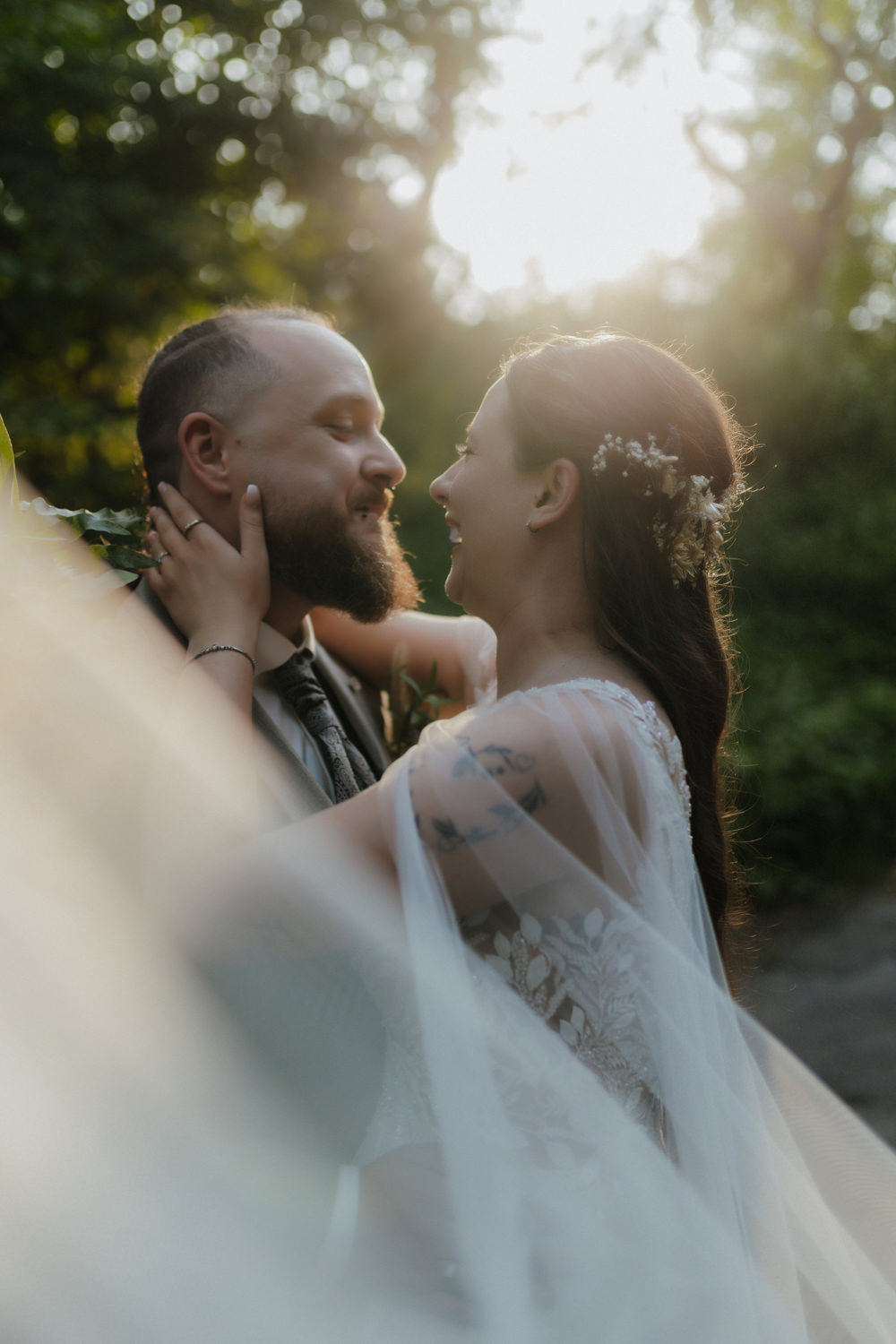 Romantisches Brautpaar im Gegenlicht Hochzeit Schloss Waldeck