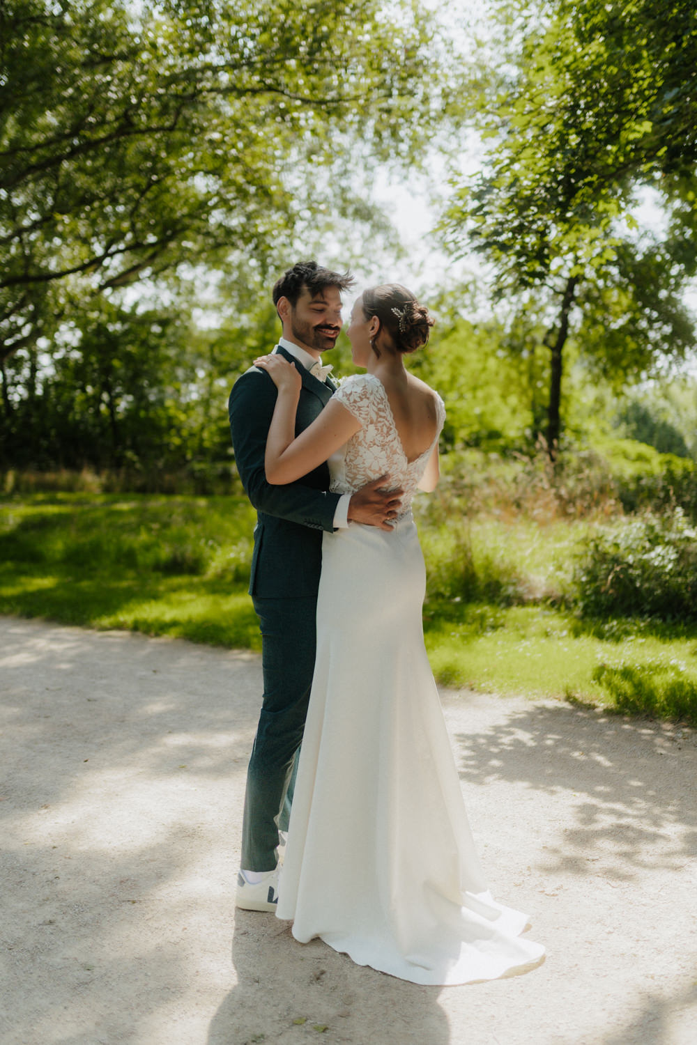 Braut und Bräutigam tanzen im Park am Kiessee Göttingen Hochzeit