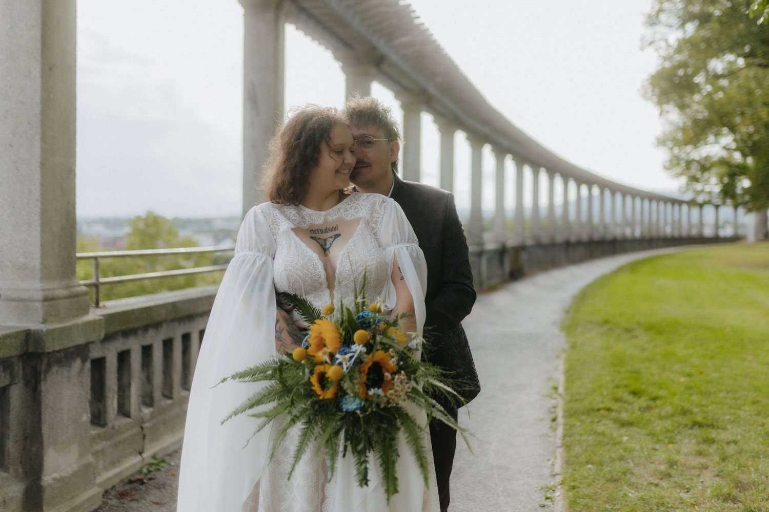 Brautpaar Portrait am Weinberg Kassel – natürliche Hochzeitsbilder