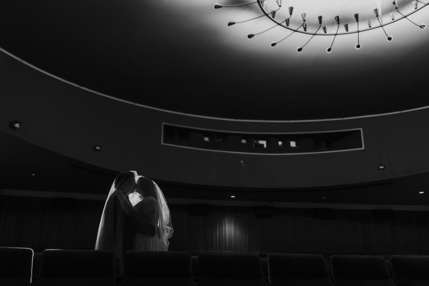 Silhouette Brautpaar im Kinosaal – kreative Hochzeitsfotografie Kassel