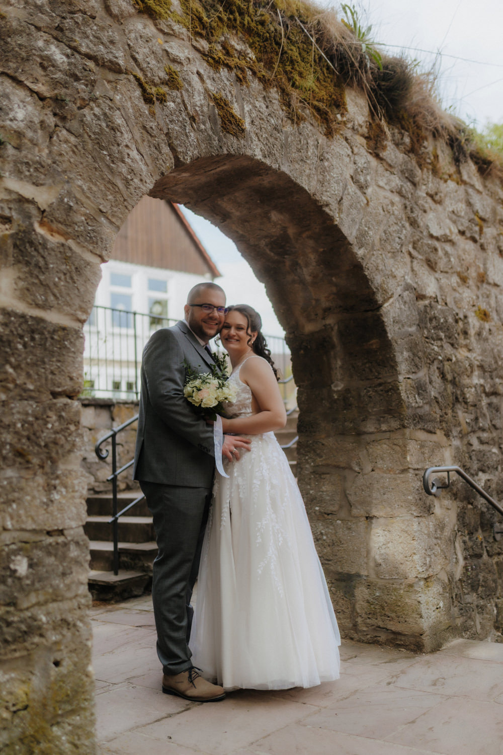 Brautpaar unter Torbogen – kreative Hochzeitsfotografie Paderborn Gehrden
