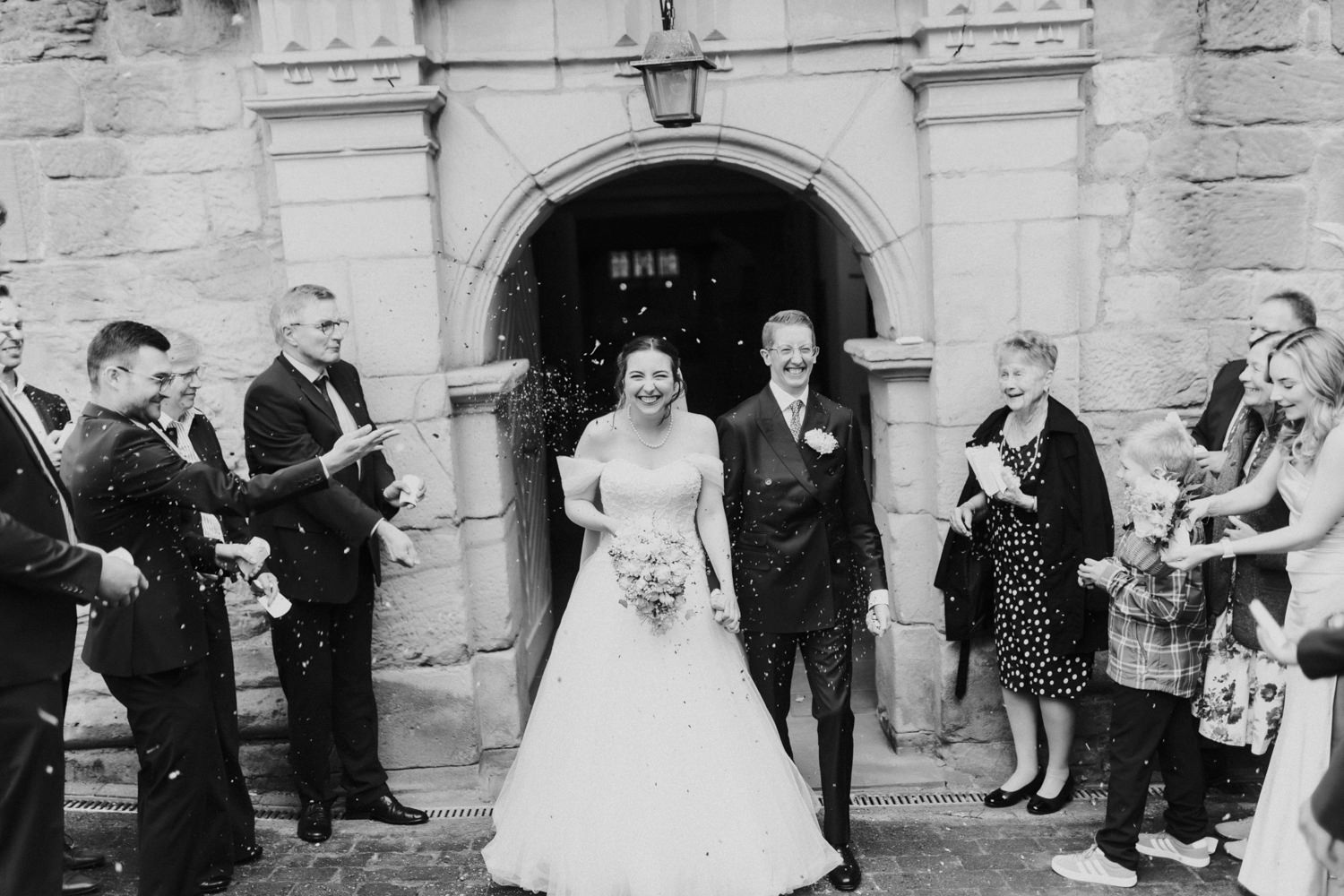 Schwarzweiß Hochzeit Auszug Brautpaar mit Konfetti Schloss Bad Arolsen