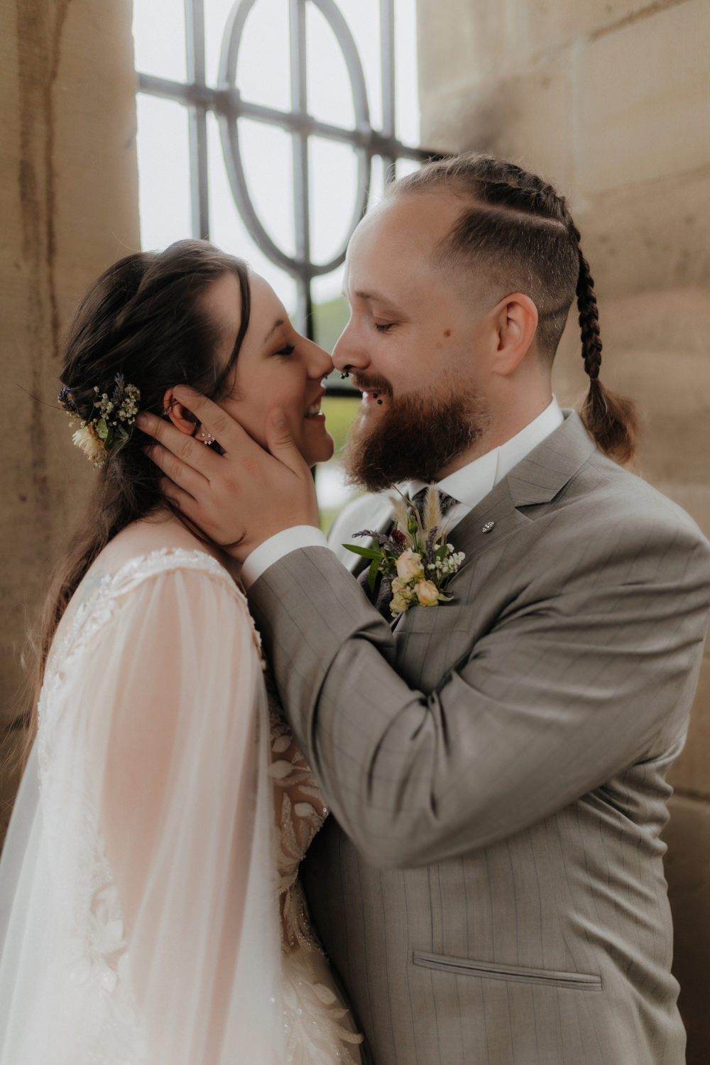 Zärtlicher Moment Brautpaar beim Kuss im Schloss Waldeck Innenraum