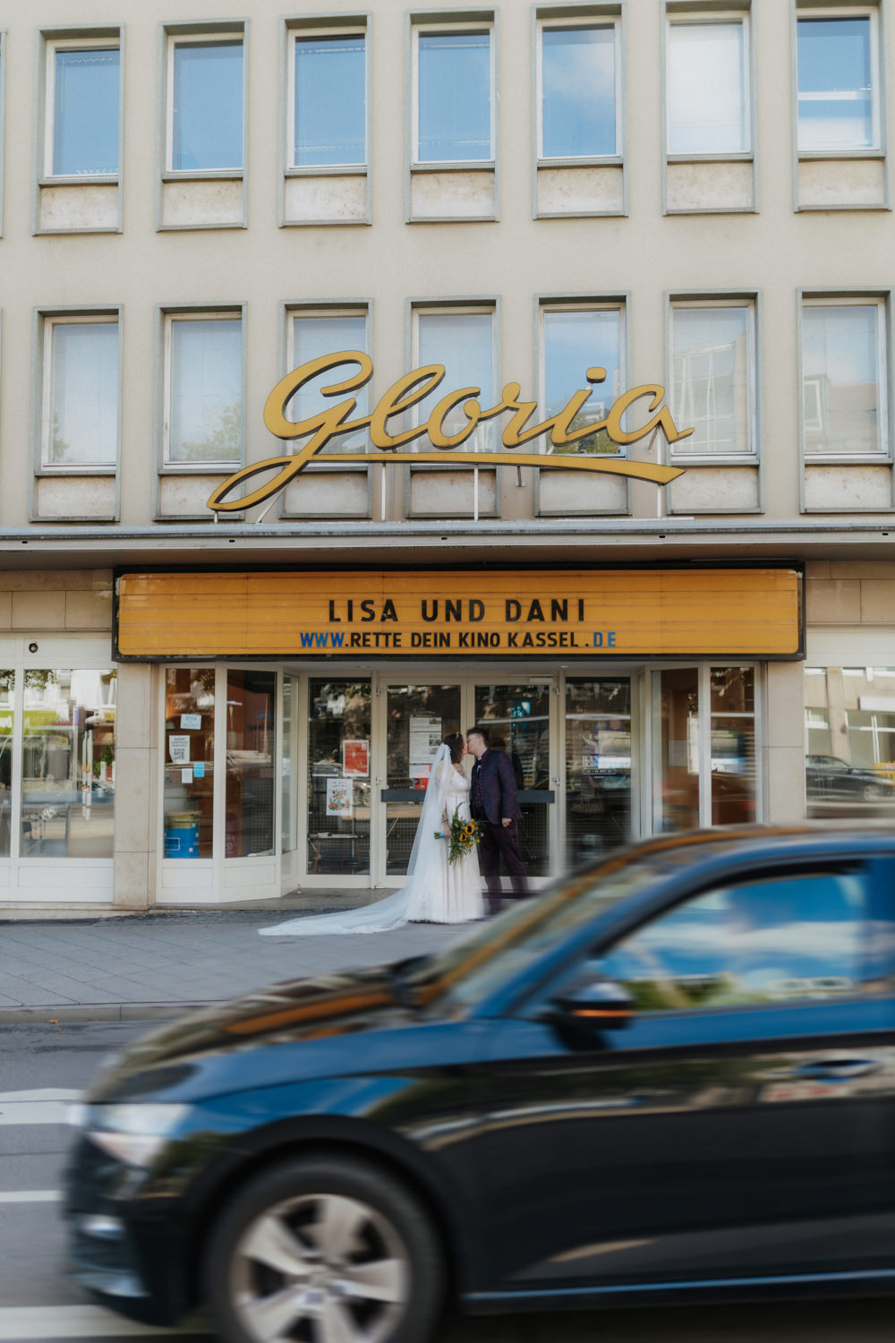 Brautpaar vor Gloria Kino Kassel – urbane Hochzeitsreportage