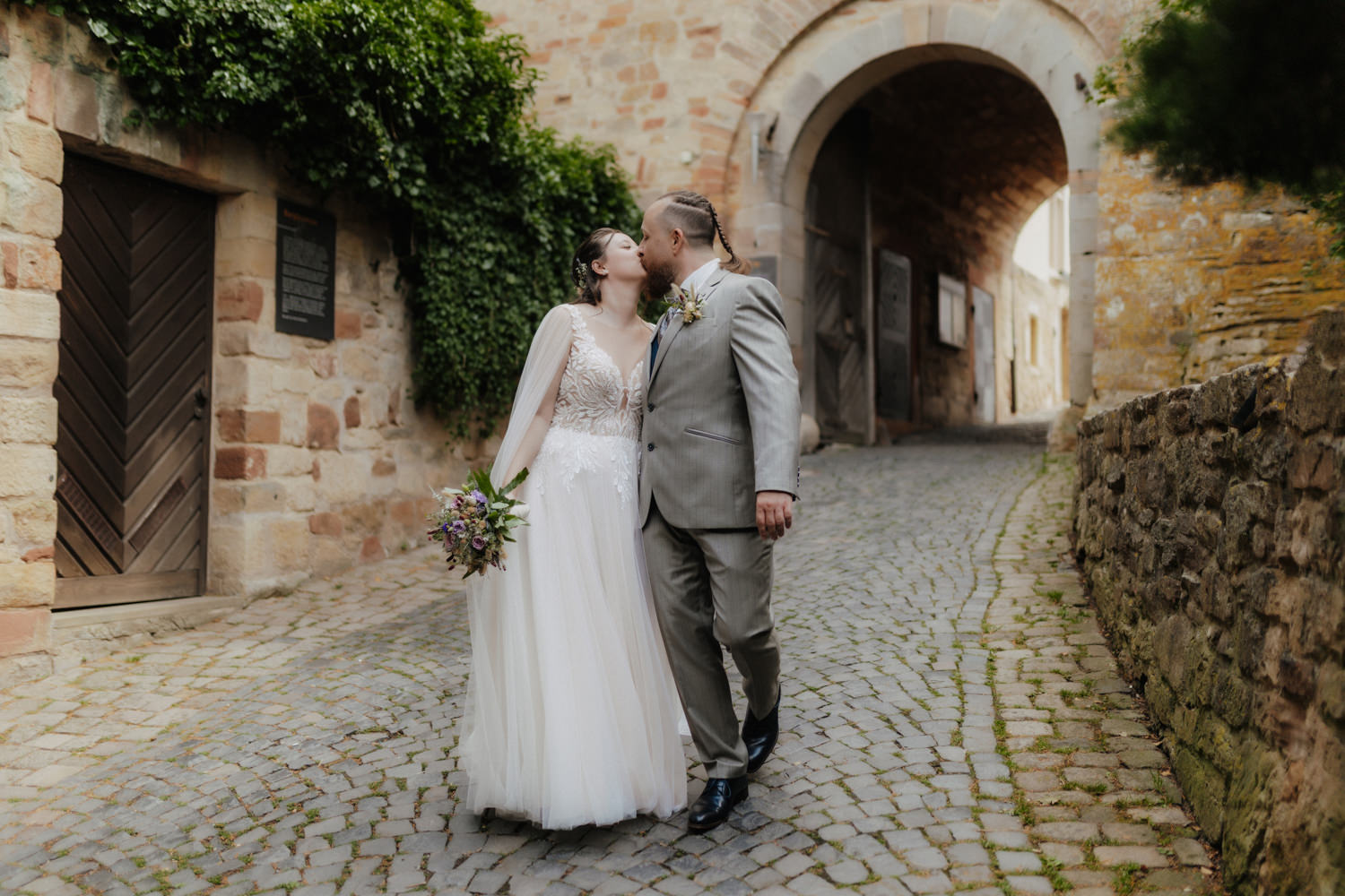 Brautpaar küsst sich in Gasse nahe Schloss Waldeck Hochzeit