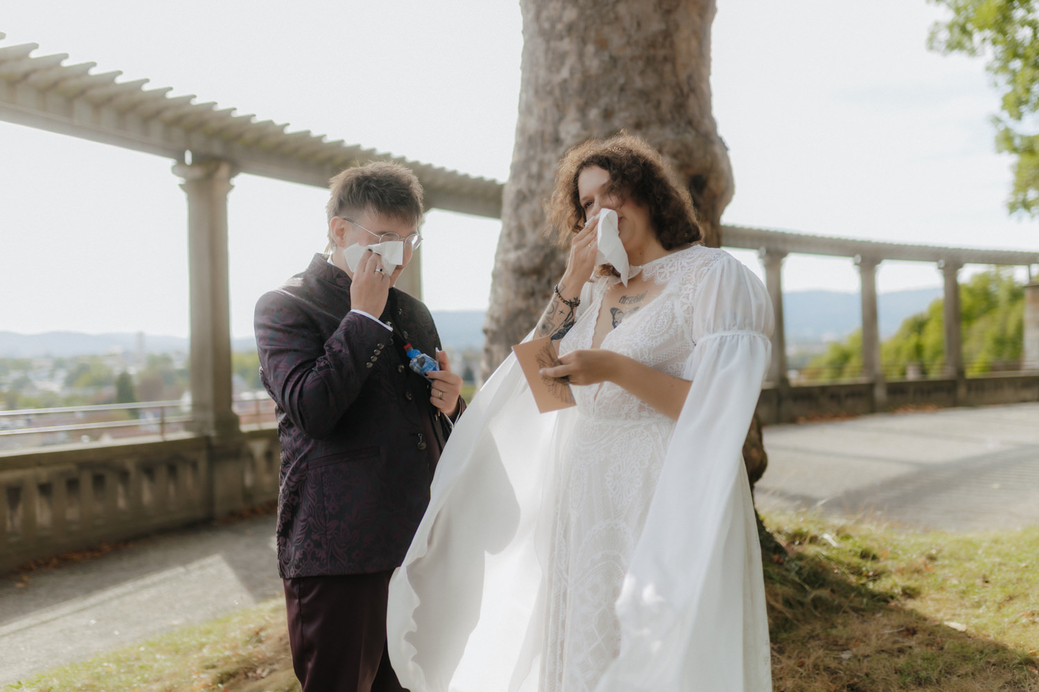 Emotionale Hochzeitsmomente Kassel – Brautpaar wischt Tränen