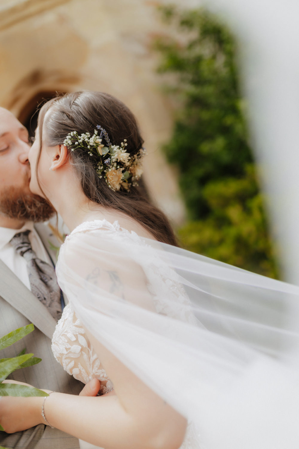 Brautpaar küsst sich mit wehenden Schleier Schloss Waldeck Hochzeit