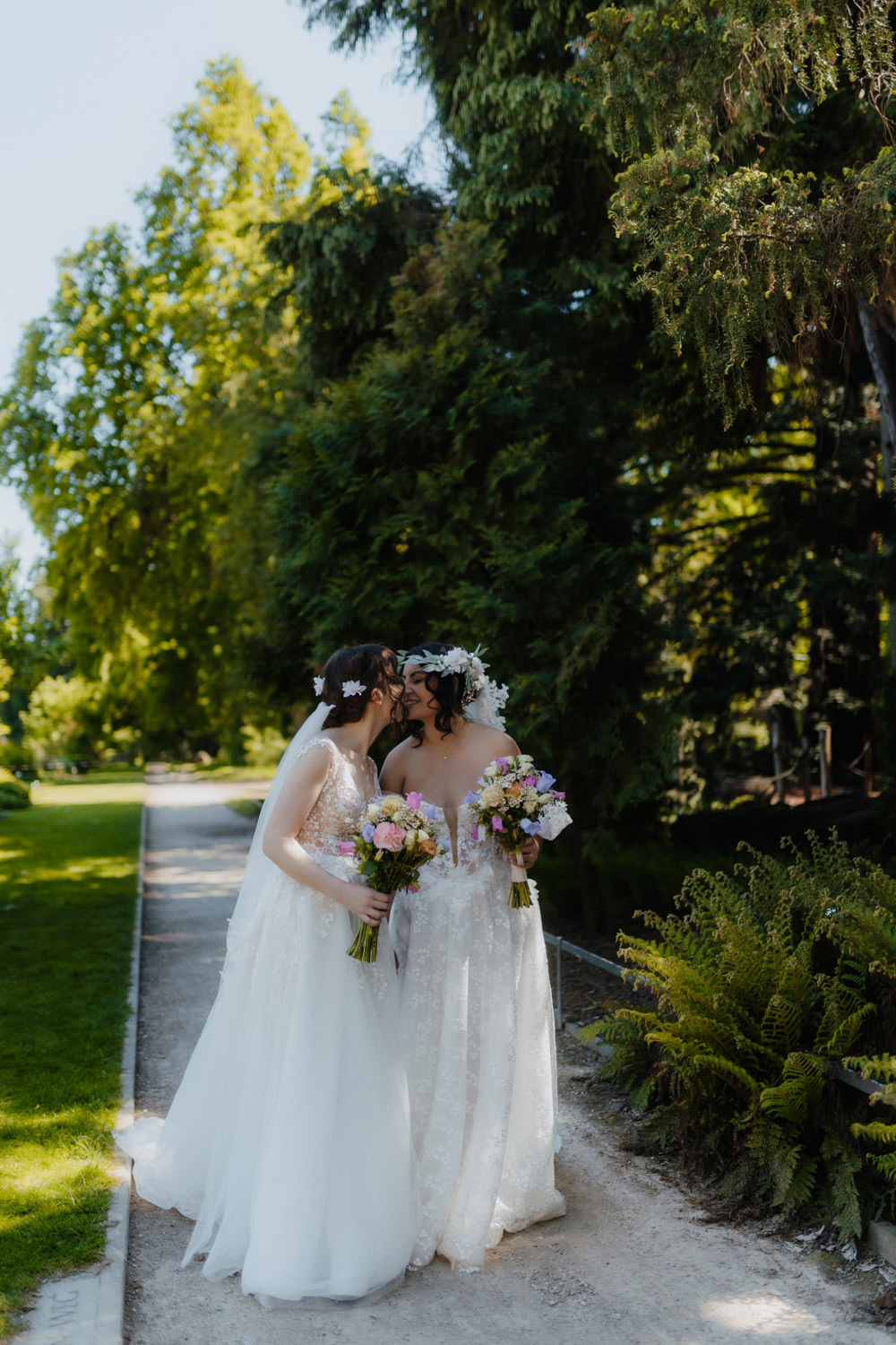 Gleichgeschlechtliche Hochzeit im Botanischen Garten Bonn mit Paar auf Gartenweg