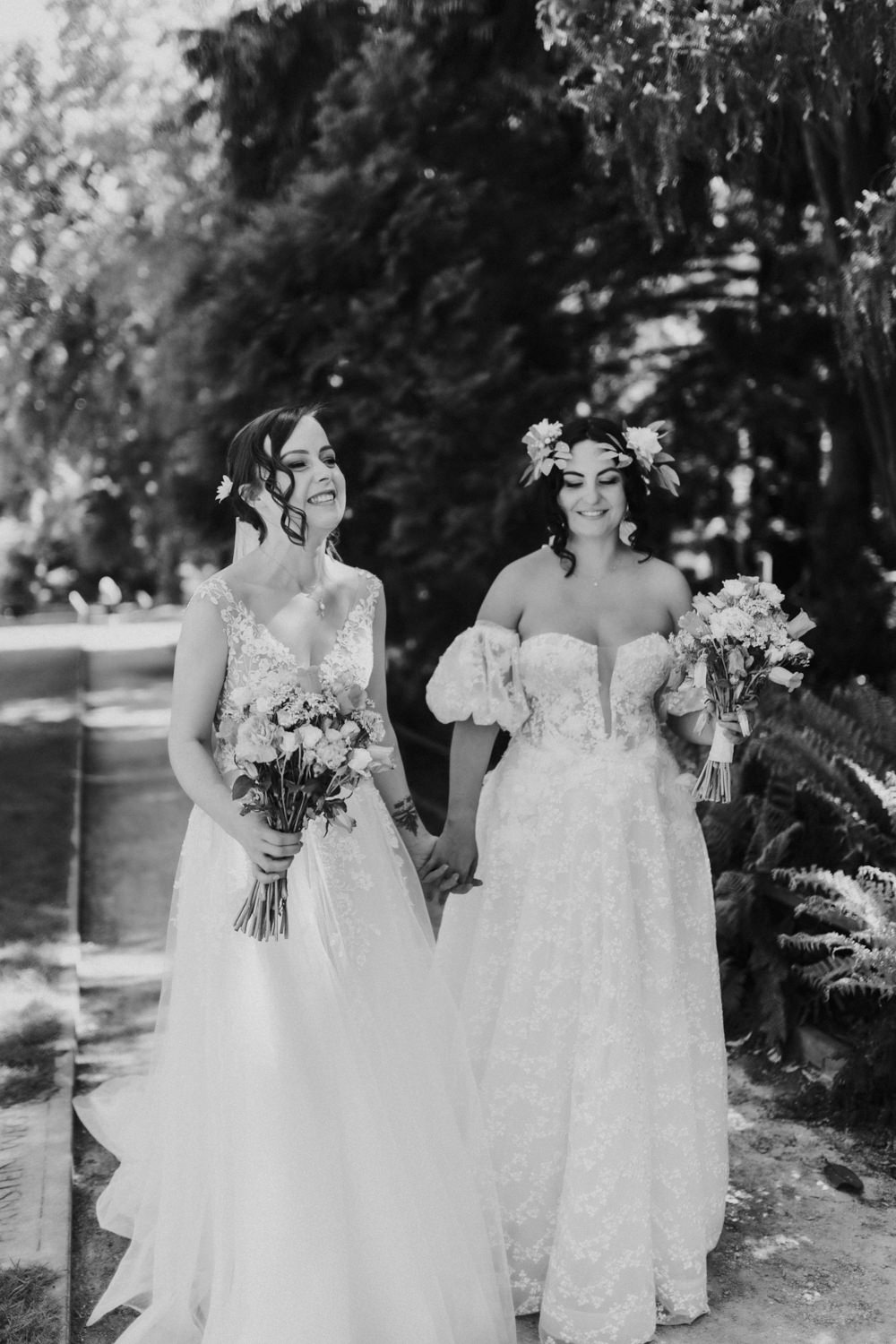 LGBTQ Hochzeit Bonn schwarzweiß, zwei Bräute lachen beim Spaziergang