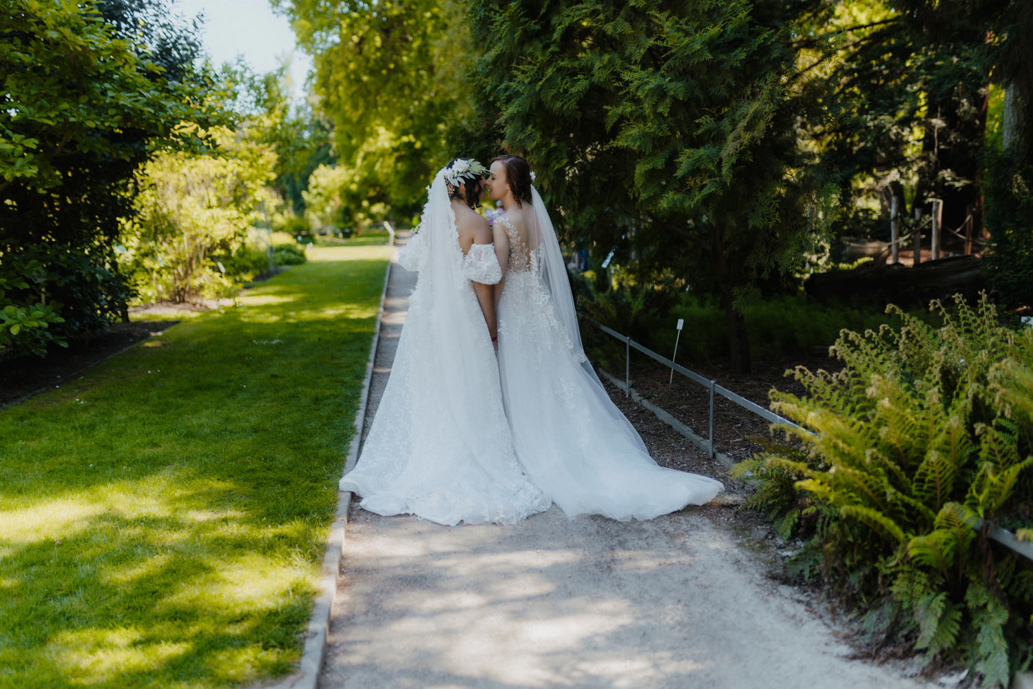 Gleichgeschlechtliche Hochzeit Bonn, Brautpaar von hinten im Botanischen Garten