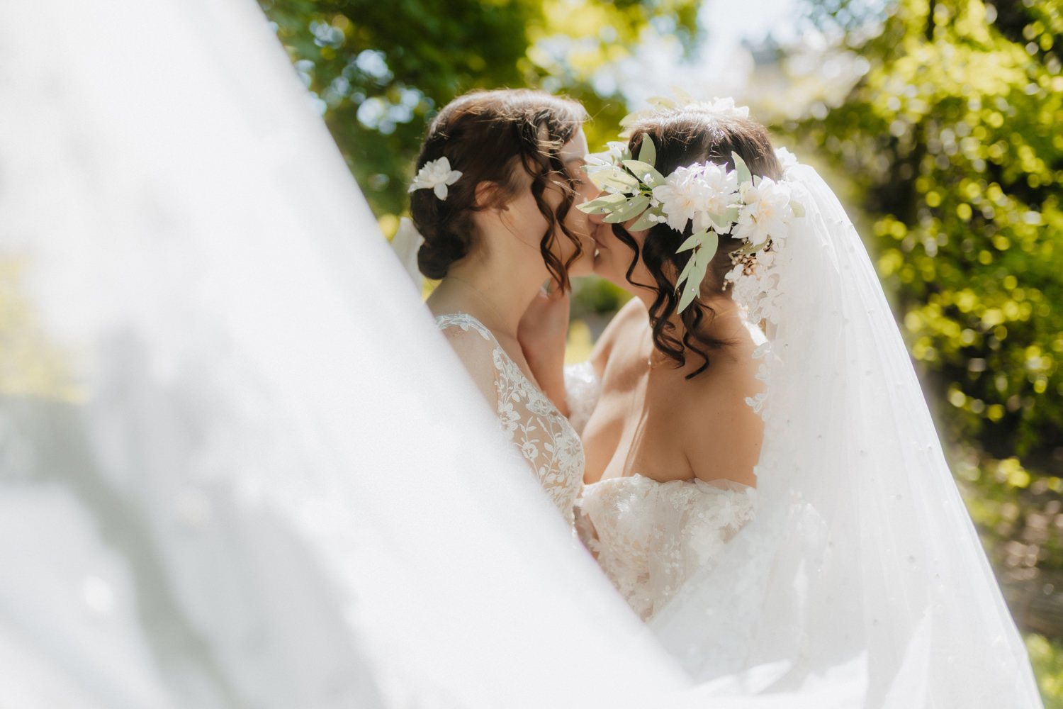 Intimer Kuss unter Schleier, gleichgeschlechtliche Hochzeit im Grünen Bonn