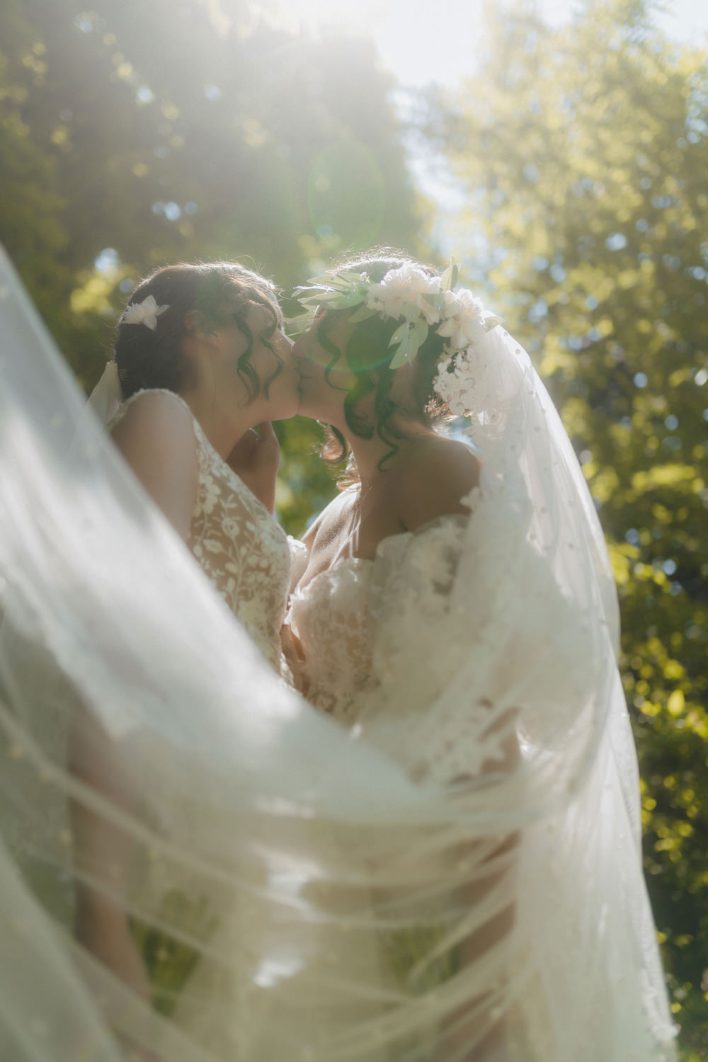 Nahaufnahme lesbisches Brautpaar küsst sich, romantische Hochzeitsreportage Bonn