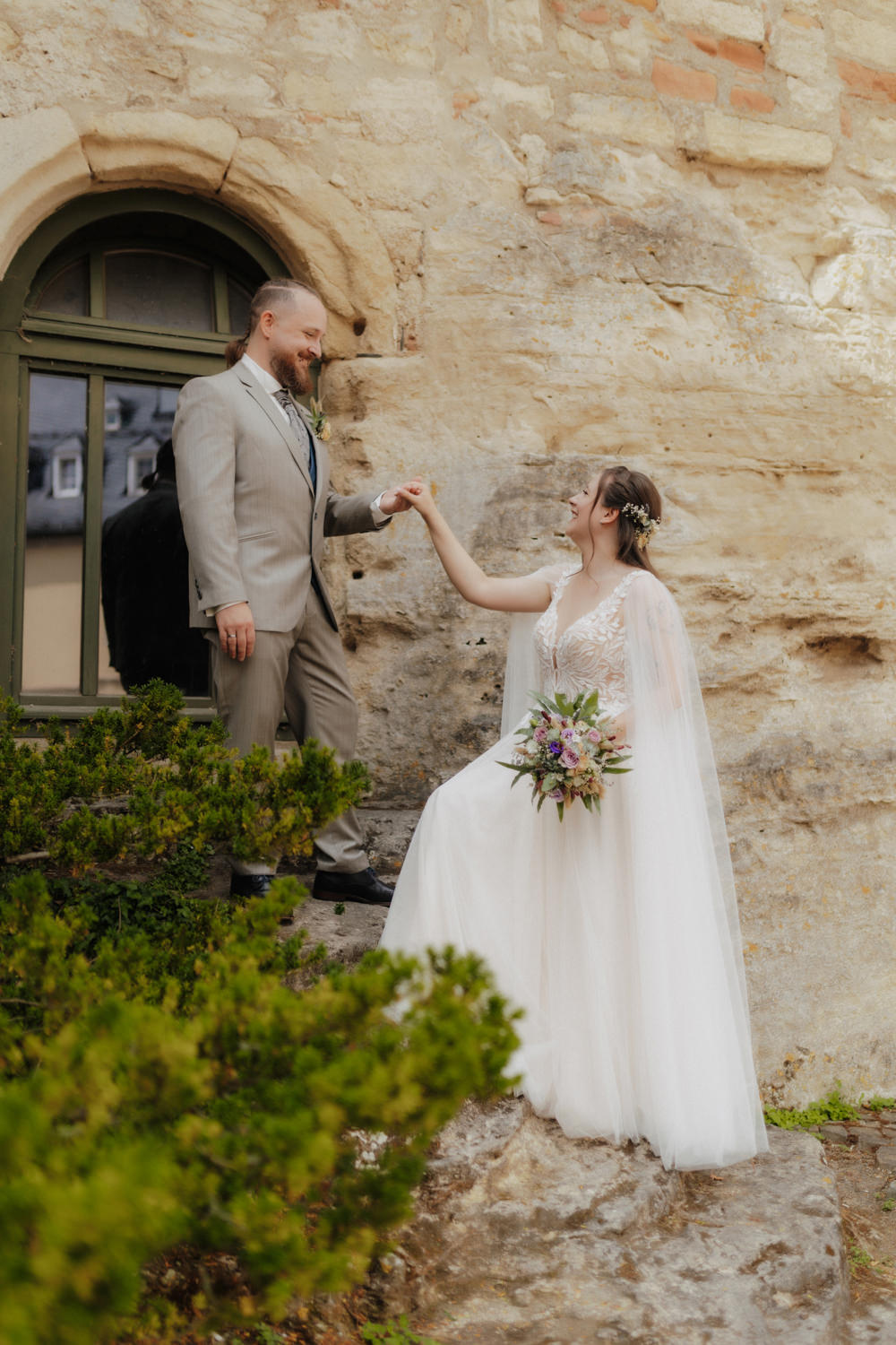 Brautpaar Hand in Hand auf Treppe Schloss Waldeck Hochzeit