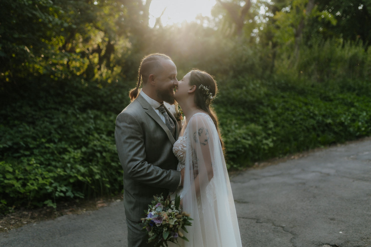 Verliebtes Brautpaar im Sonnenlicht Waldhochzeit nahe Edersee