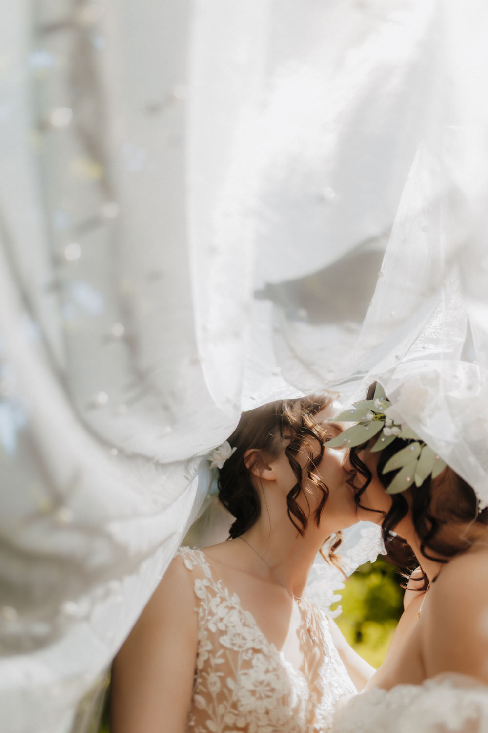 Zwei Bräute im Botanischen Garten, Hochzeitsfotograf Bonn natürliche Portraits