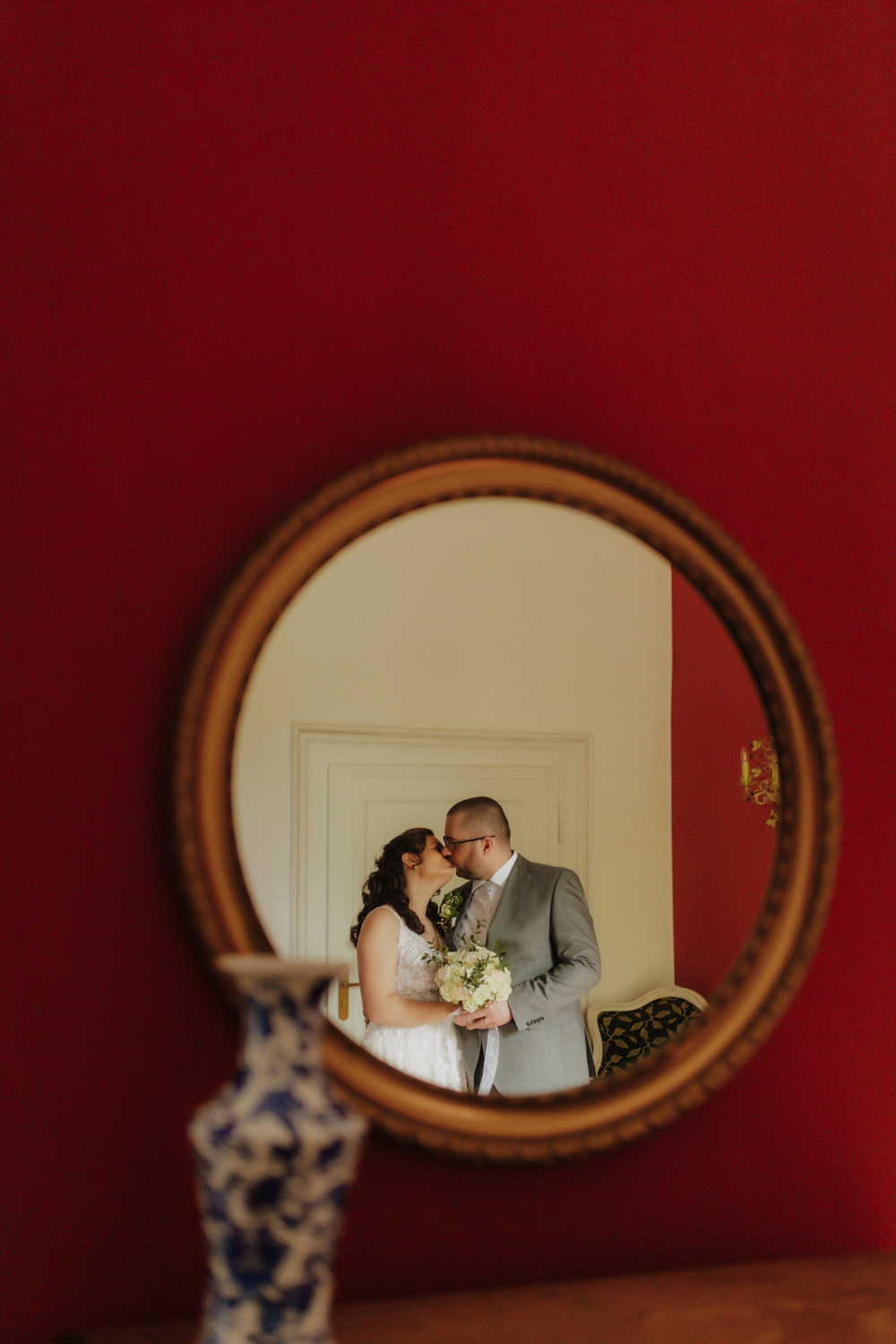 Brautpaar küsst sich im Spiegel – kreative Hochzeitsfotos Schloss Gehrden