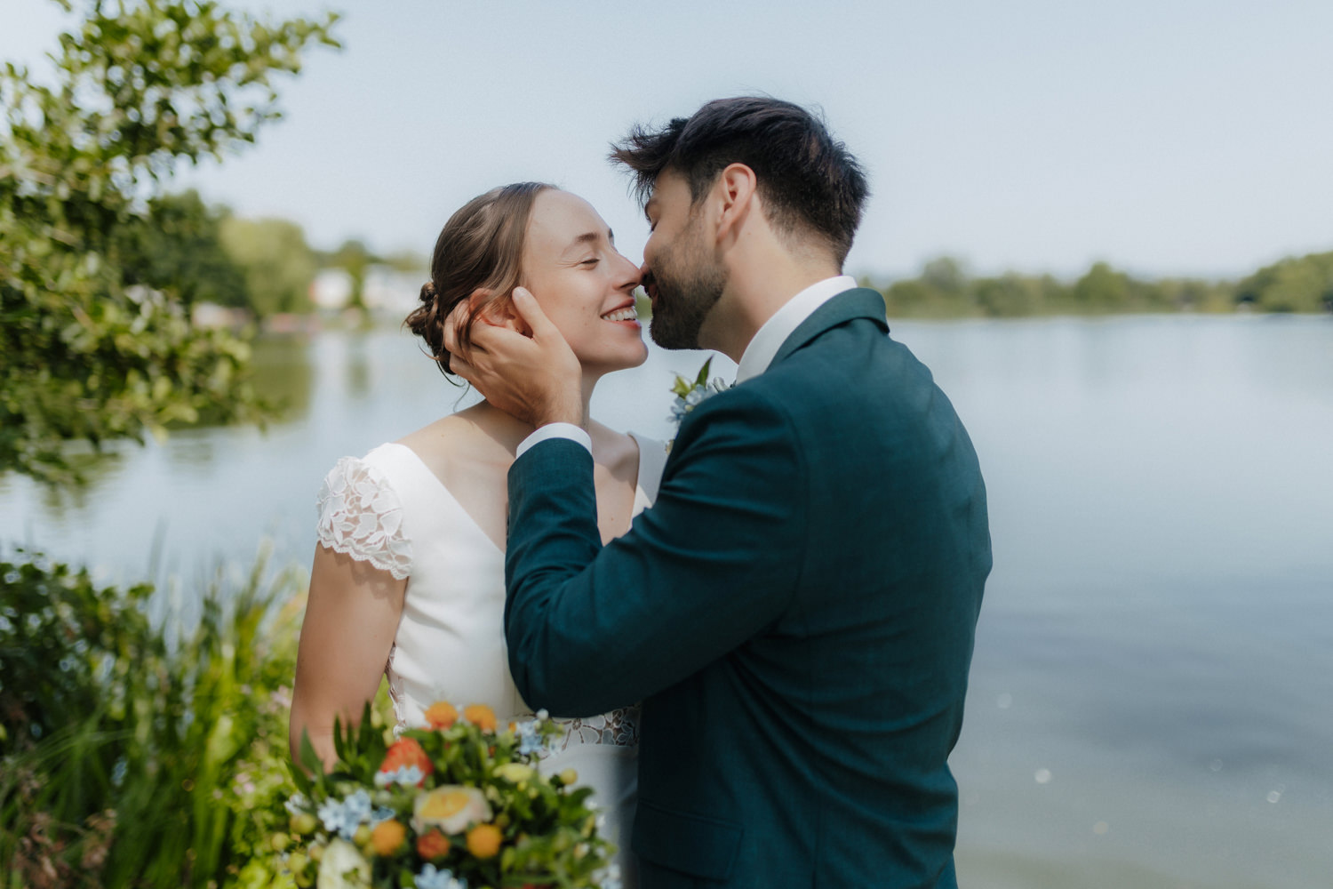 Brautpaar am Kiessee Göttingen mit Blick aufs Wasser Hochzeit