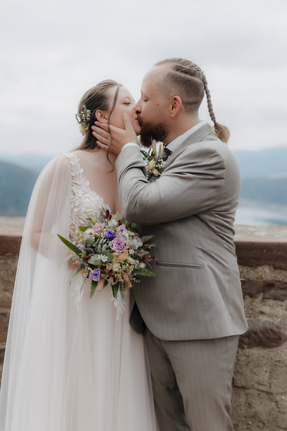 Intimer Kuss Brautpaar mit Blick über Edersee Hochzeit