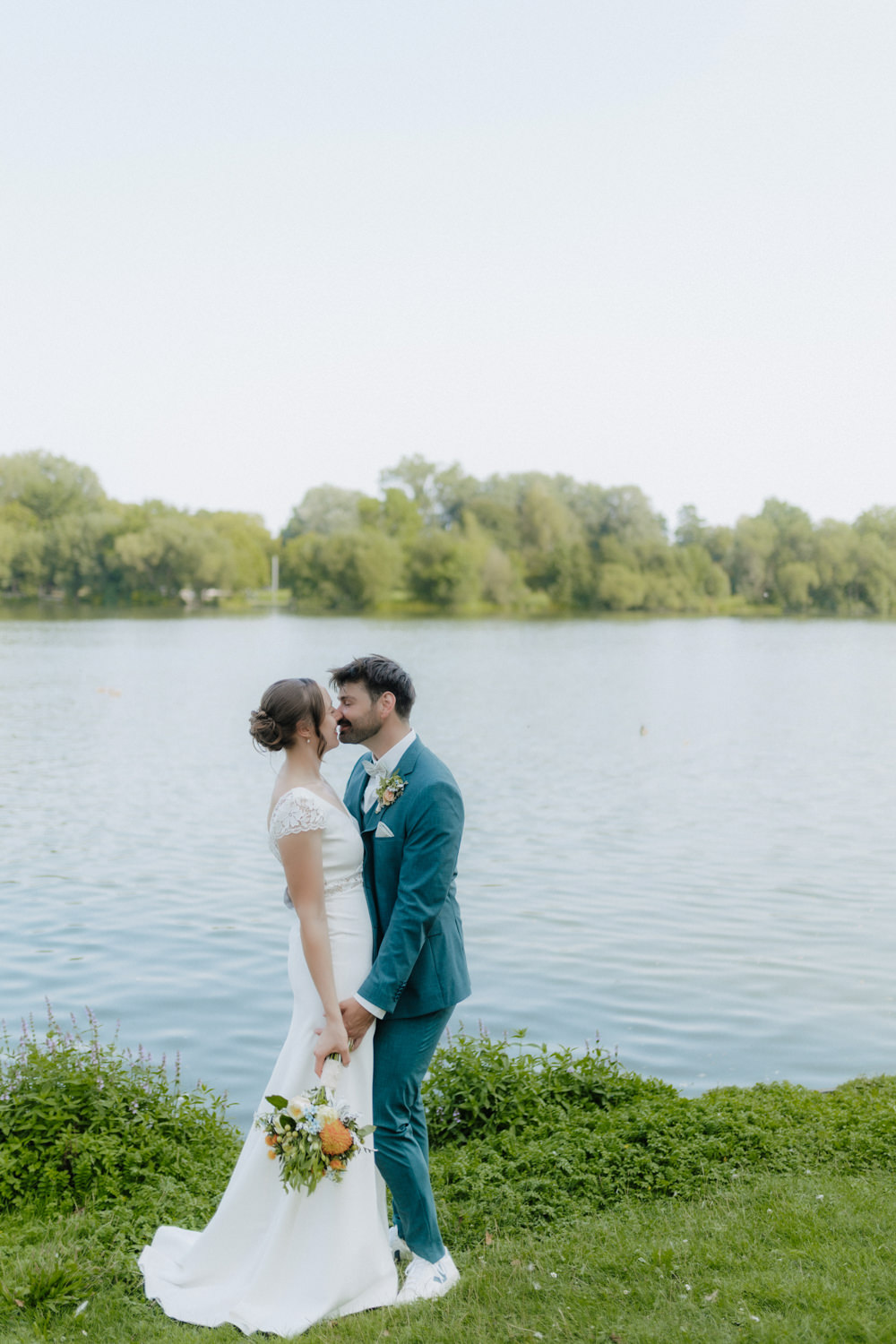 Zärtlicher Moment am Kiessee Göttingen Brautpaar mit Blumen