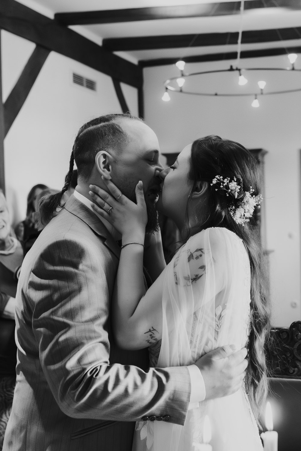 Emotionale Trauung Kussmoment im Standesamt Schloss Waldeck