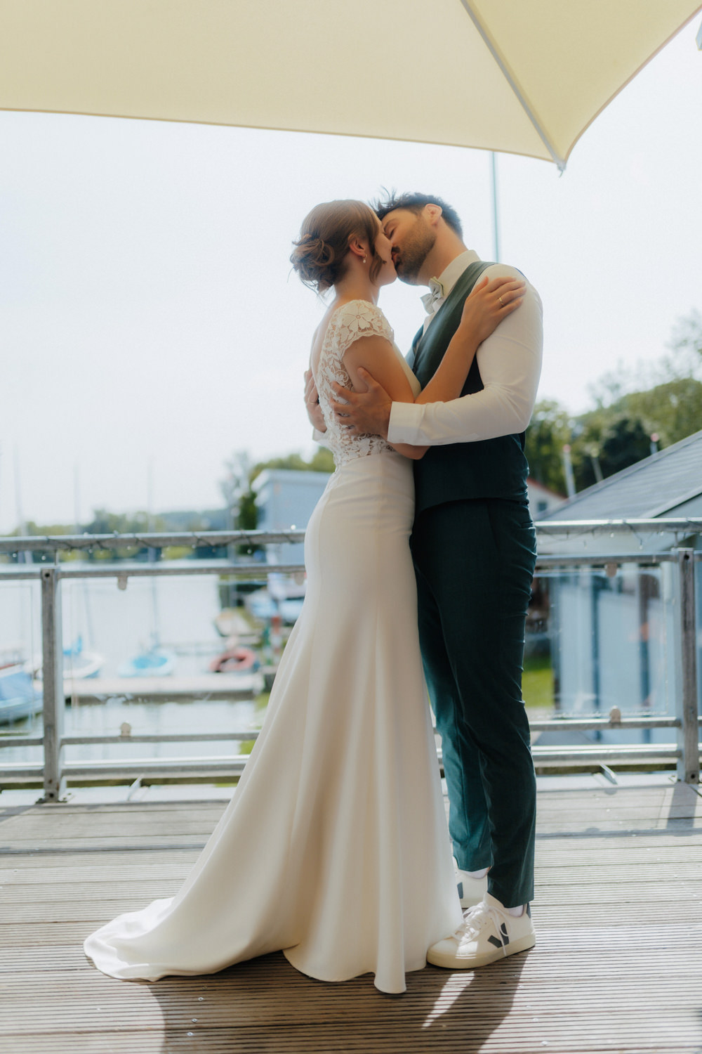 Hochzeitspaar küsst sich auf Terrasse Restaurant Kredo Göttingen