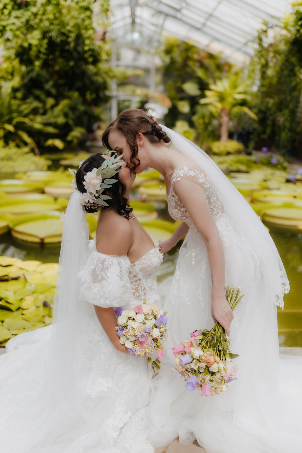 Kuss im Gewächshaus Bonn, Brautpaar mit Blumensträußen vor Wasserbecken