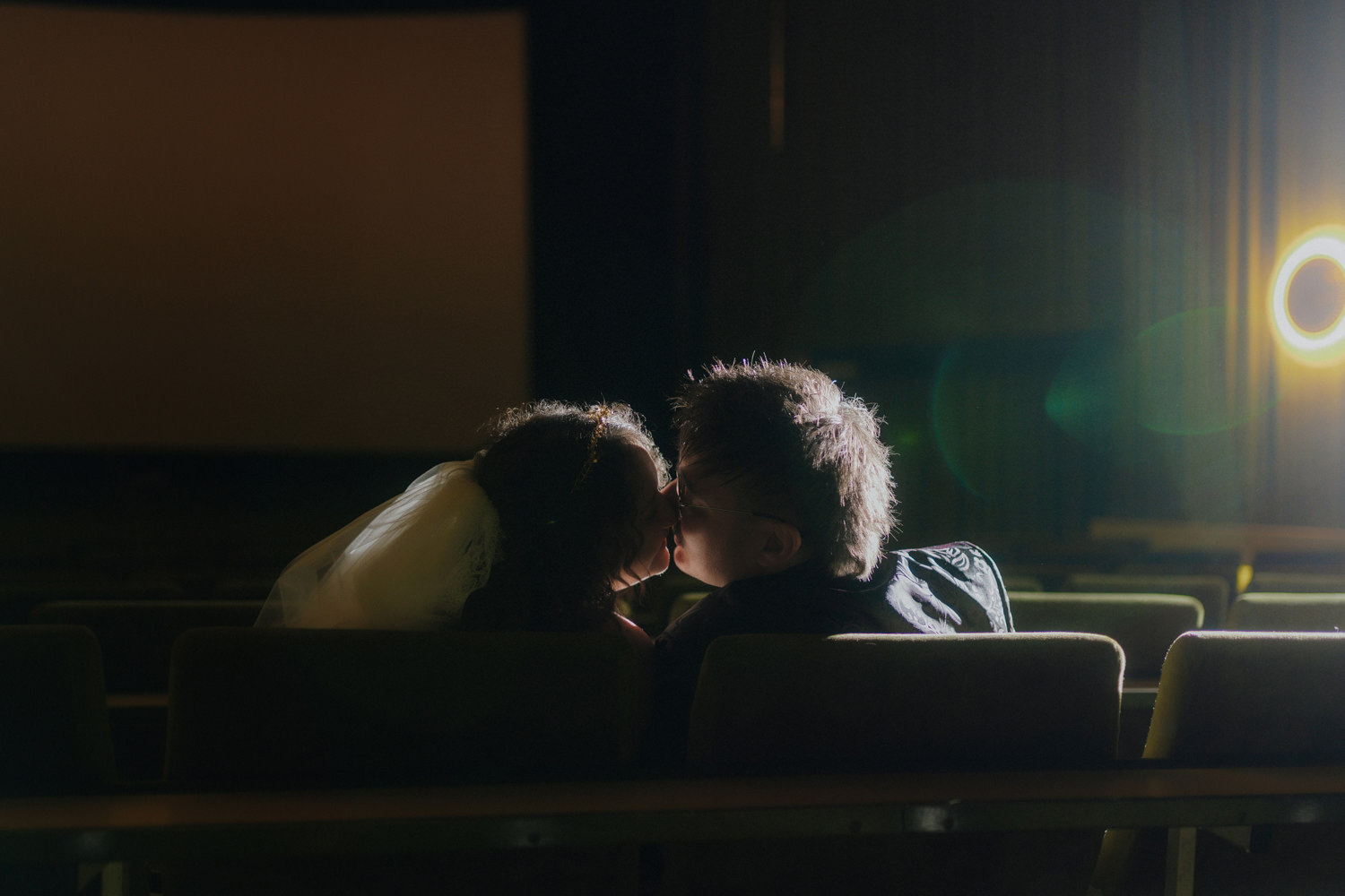 Intimer Kuss im Kino Kassel – stimmungsvolle Hochzeitsfotografie indoors