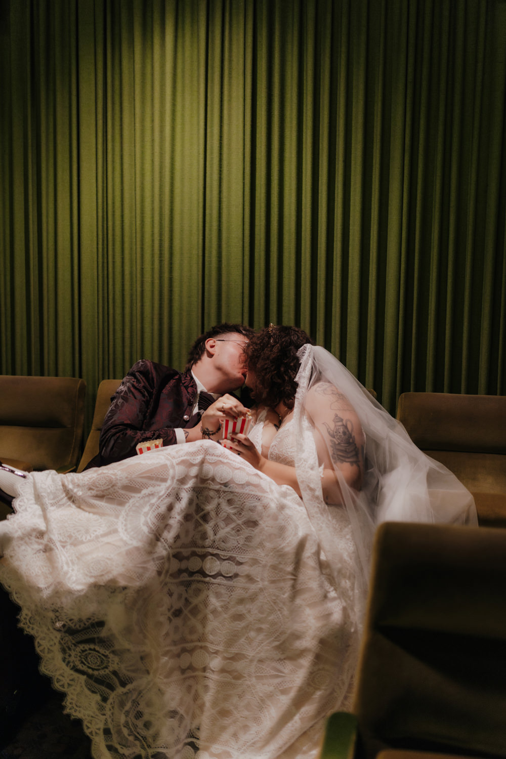 Brautpaar im Kino Kassel beim Kuss mit Popcorn – kreative Hochzeitsreportage