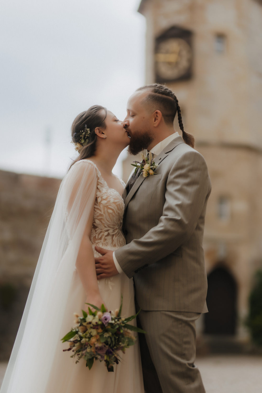 Romantischer Kuss vor Schloss Waldeck Turm Hochzeitsfoto