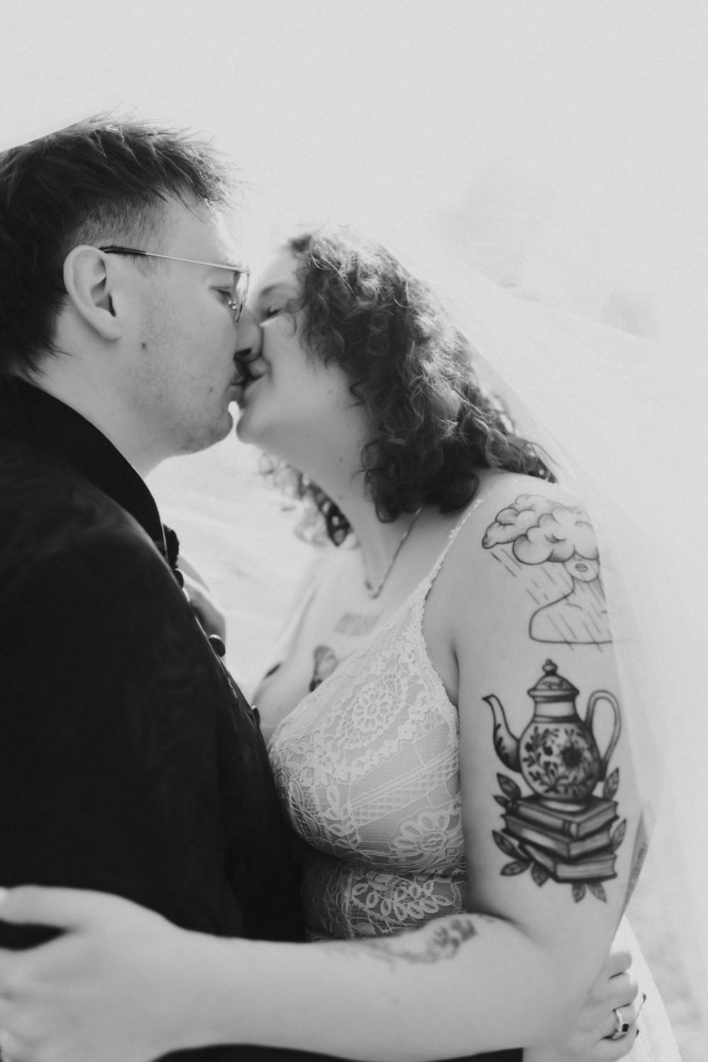 Schwarzweiß Kuss unter Schleier – emotionale Hochzeitsfotografie Kassel