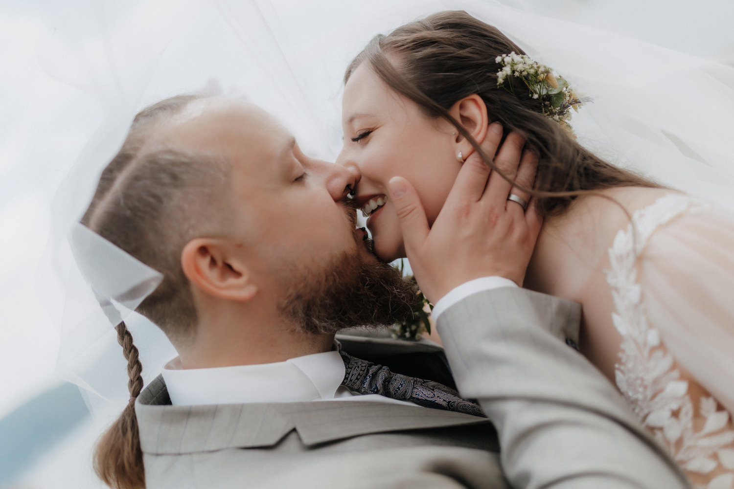 Nahaufnahme Brautpaar lacht unter Schleier romantische Hochzeit