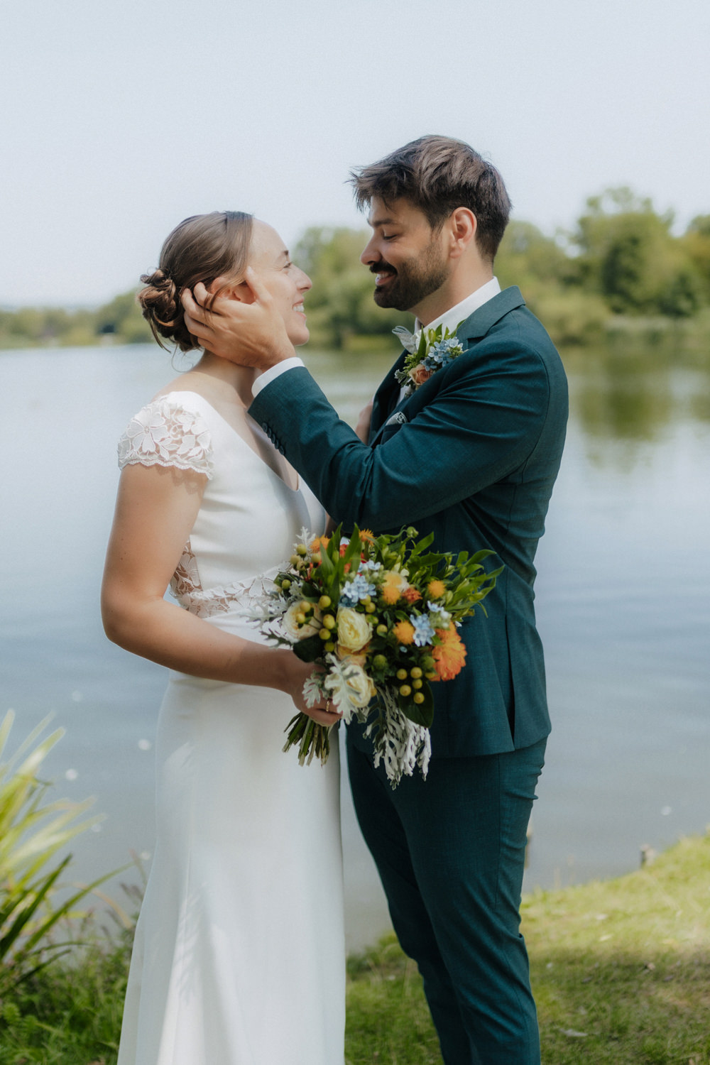Liebevolles Brautpaar am Seeufer in Göttingen Hochzeitsfotograf