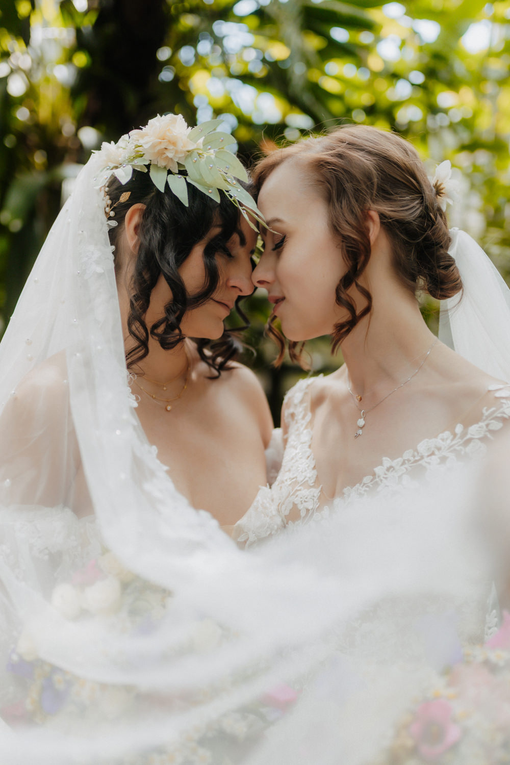 Lesbisches Brautpaar im Botanischen Garten Bonn, intime Nahaufnahme im Grünen