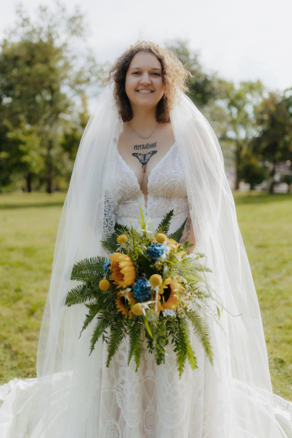 Brautportrait mit Blumenstrauß im Park – natürliche Hochzeitsfotos Kassel