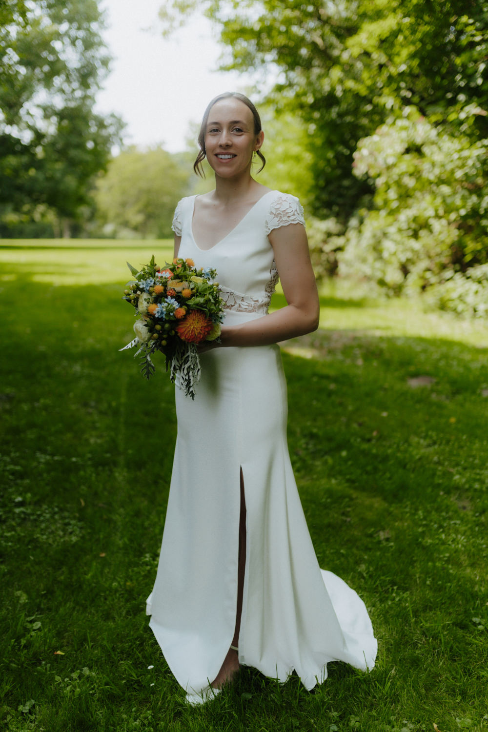 Braut Portrait mit Blumenstrauß im Park am Kiessee Göttingen