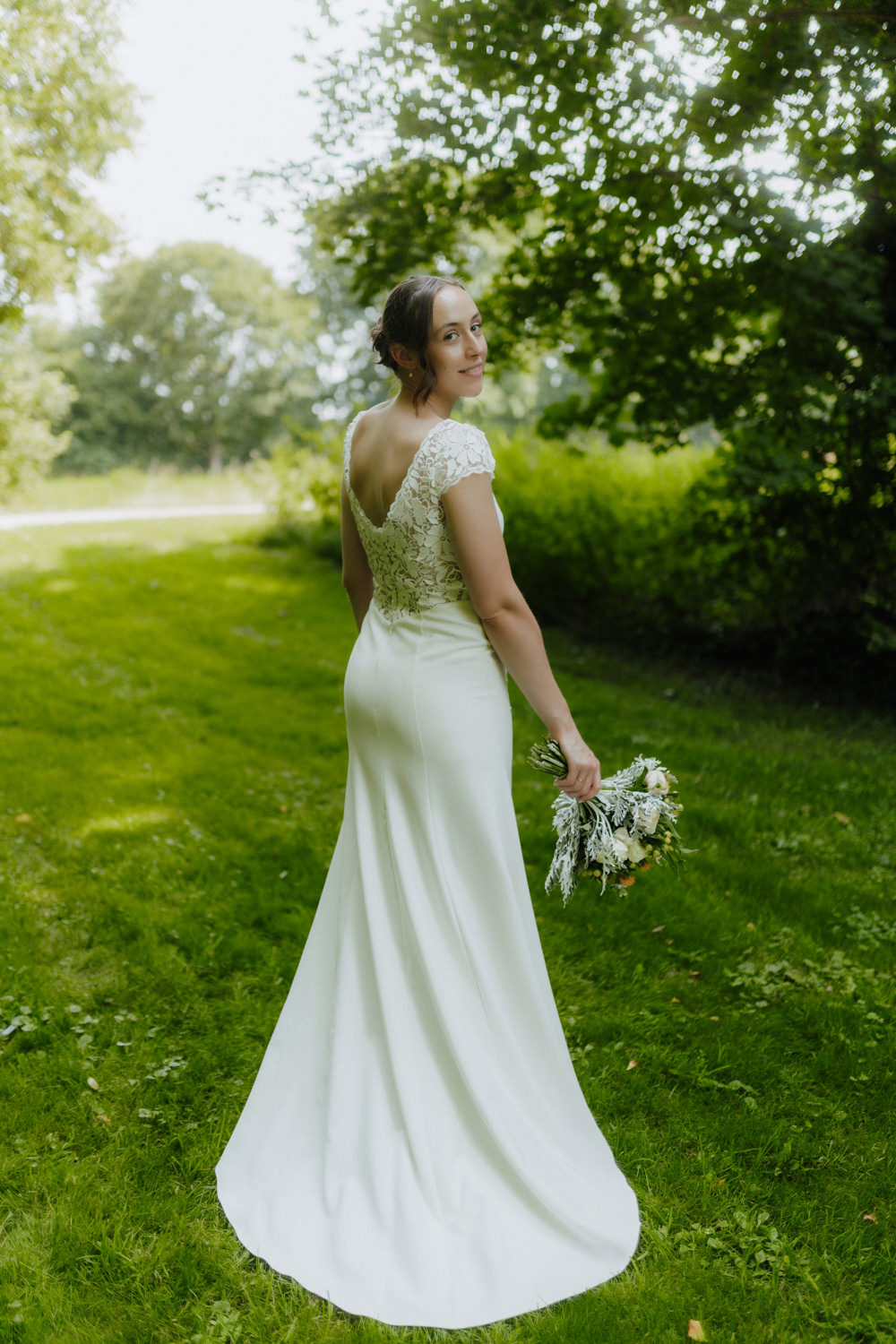 Braut von hinten im Park am Kiessee Göttingen Hochzeitskleid