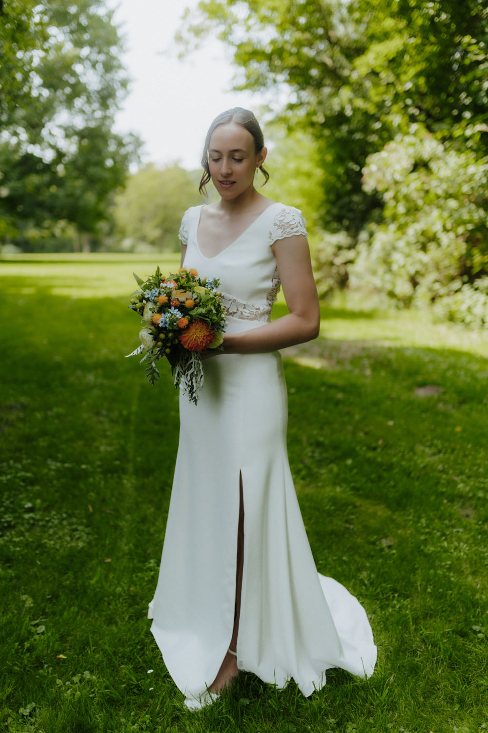 Braut mit Blumenstrauß im Grünen am Kiessee Göttingen Hochzeit