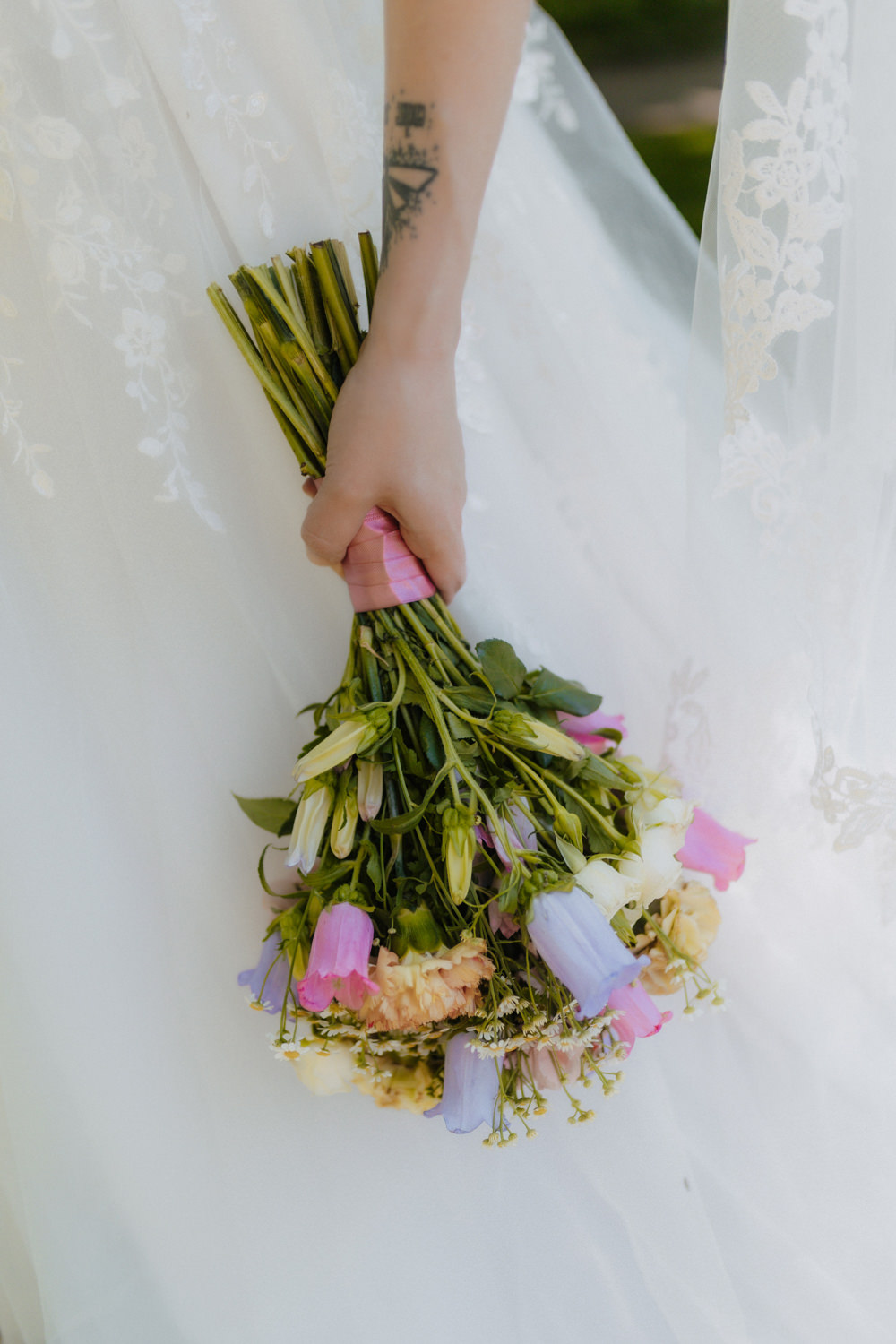 Detailaufnahme Brautstrauß mit bunten Blumen, Hochzeitsfotografie Bonn