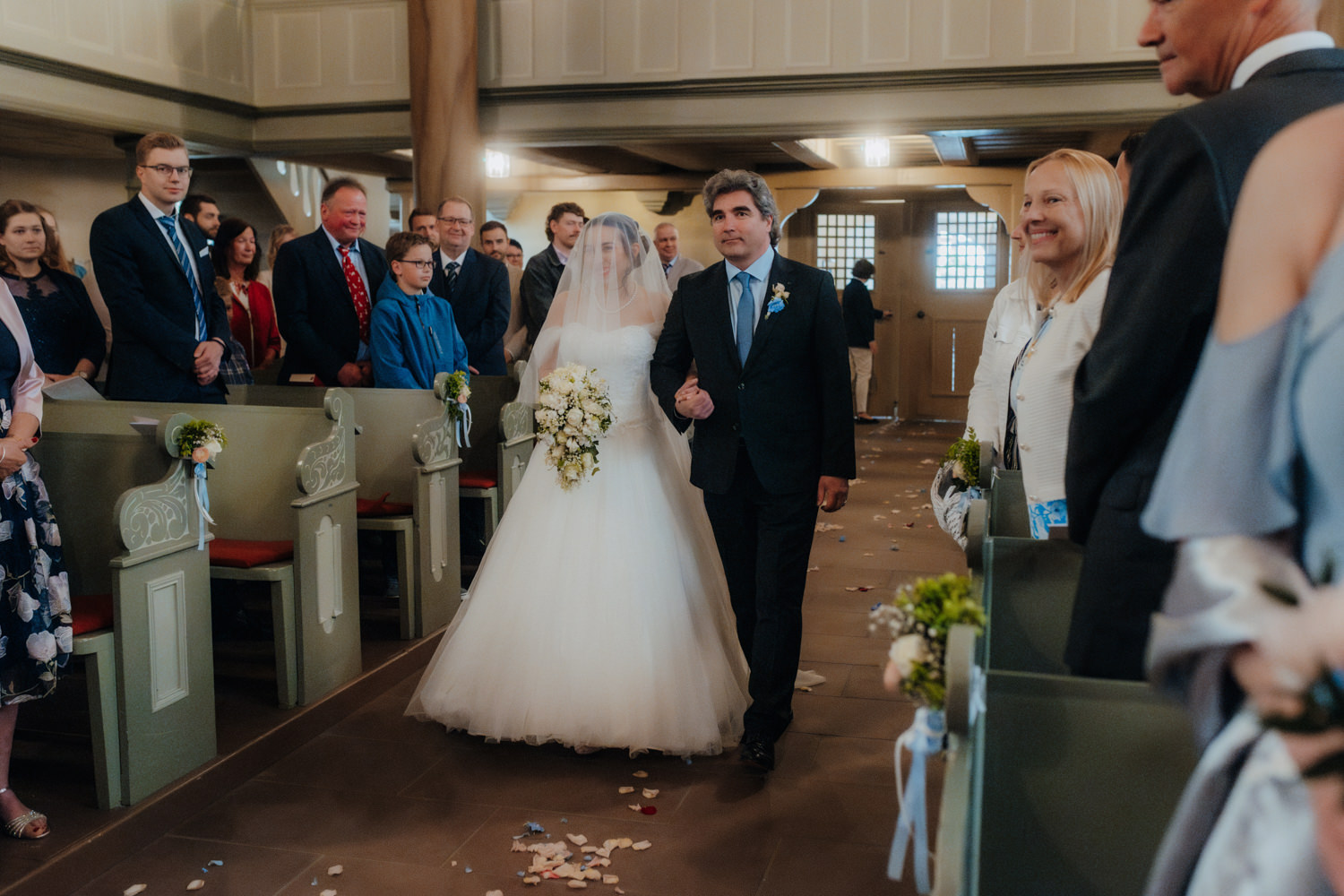 Braut Einzug Kirche Bad Arolsen mit Vater emotionale Hochzeitsreportage