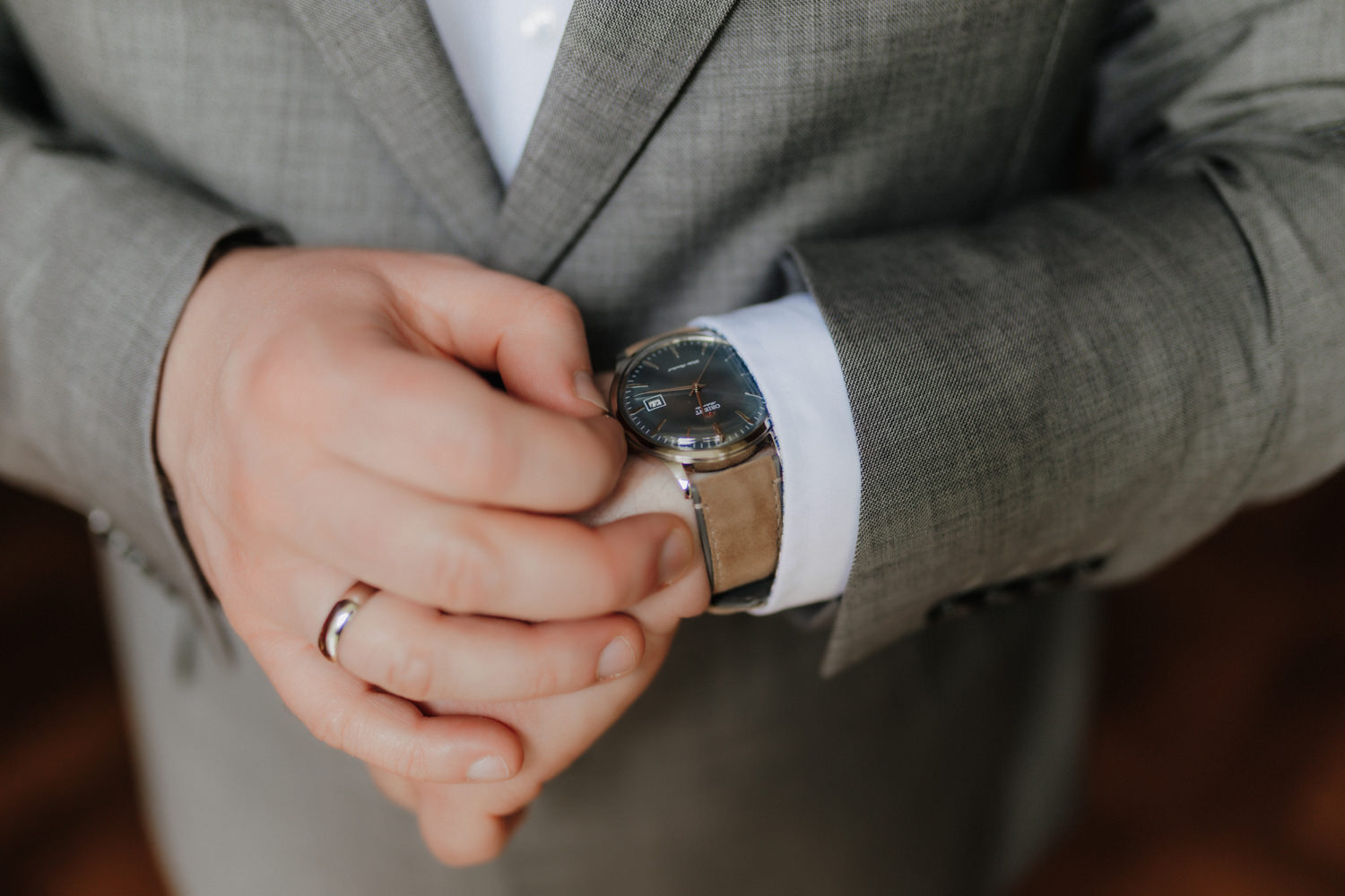 Bräutigam richtet Uhr – Detailfoto Hochzeit Schloss Gehrden
