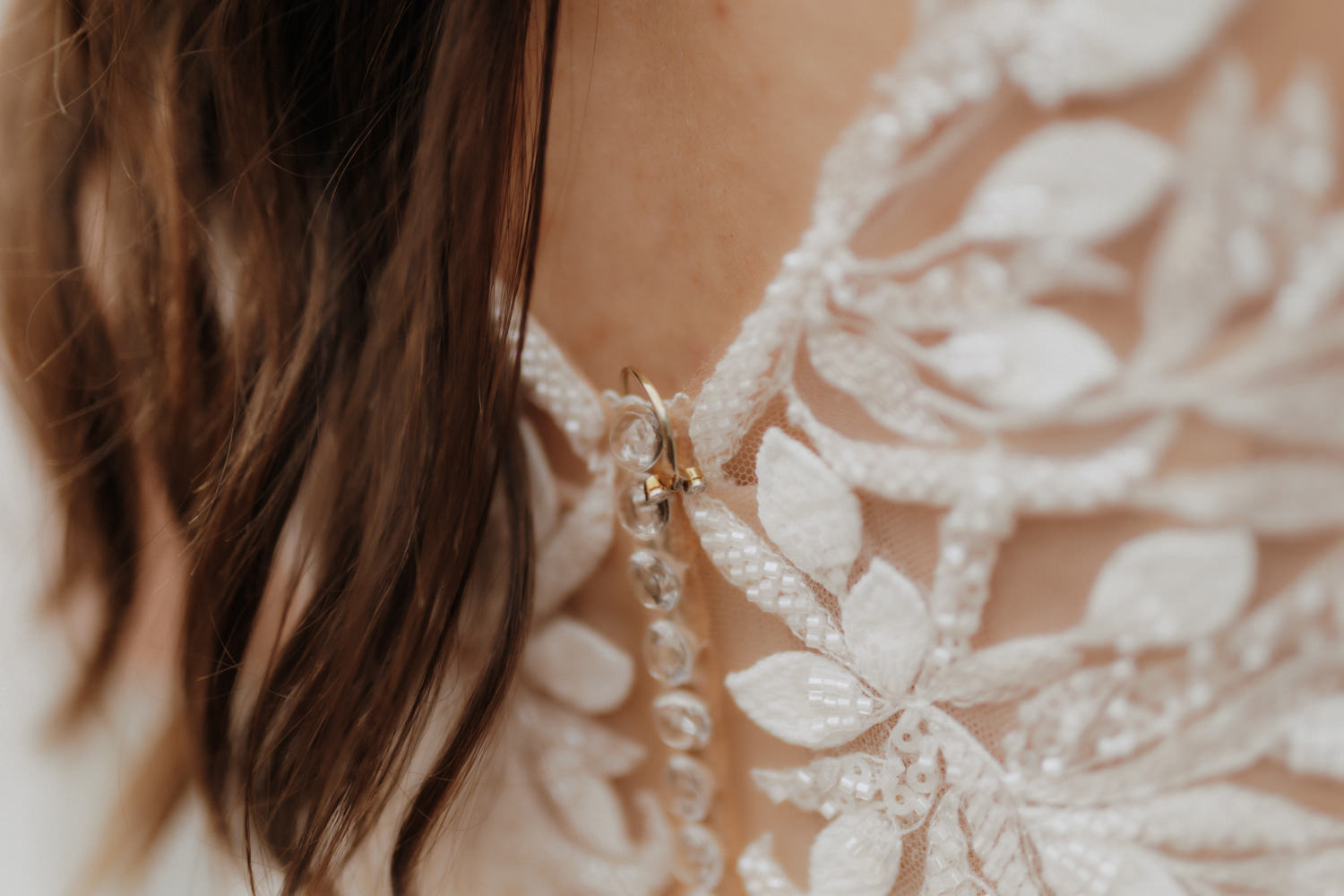 Detailaufnahme Brautkleid Spitze mit Knöpfen Hochzeit